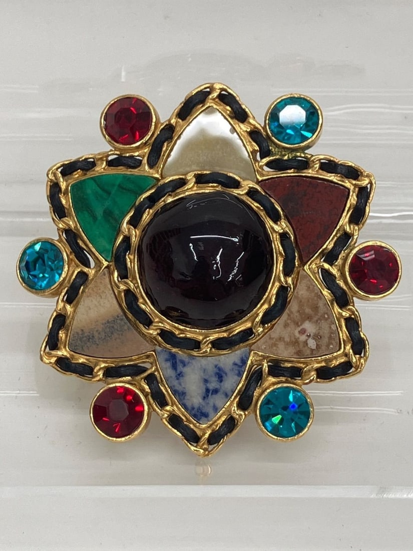 Vintage CHANEL 95A Gripoix and Multicolored Rhinestone Pin Brooch Gold tone: Vintage CHANEL 95A Gripoix and Multicolored Rhinestone Pin Brooch Gold tone Item Specifics: Brand: CHANEL Type: Brooch Color: Gold Material: Metal Main Stone: Gripoix Vintage: Yes Product Disclaimer: 