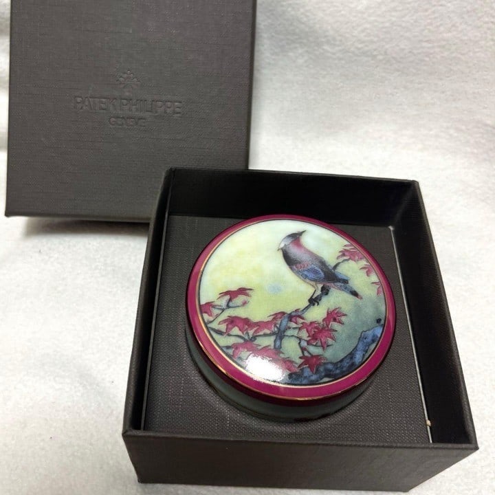 Ceramic Accessory Case for Patek Small Tokyo Exhibition Box: Ceramic Accessory Case for Patek Small Tokyo Exhibition Box Item Specifics: Brand: Patek Philippe Product Disclaimer: Measurements approximate; colors may vary due to lighting. While we strive to offe