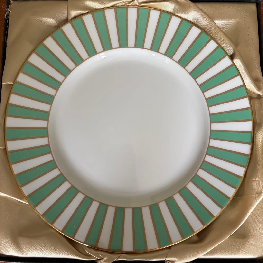 Rare Richard Ginori Amadeus Green Luxurious Platter 10.2in Rare Collectible: Rare Richard Ginori Amadeus Green Luxurious Platter 10.2in Rare Collectible Item Specifics: Origin: NA Number Of Items In Set: NA Antique: NA Shape: NA Occasion: NA Item Length: NA Vintage: NA Care In