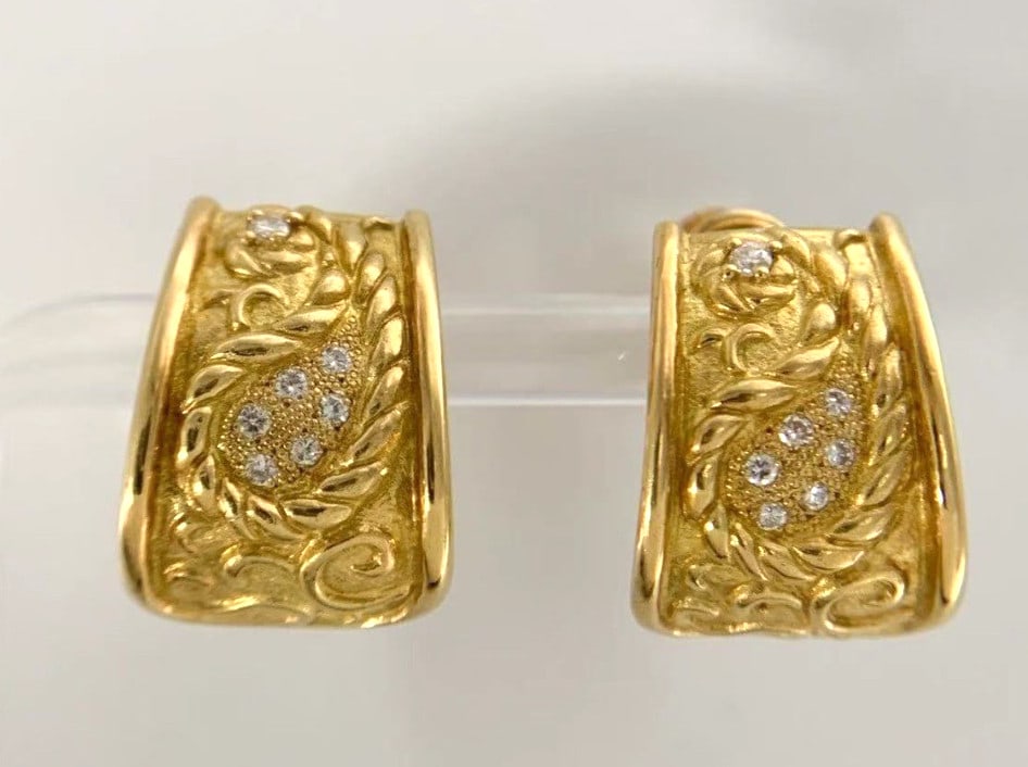 Diamond Screw Back Earrings 18k Yellow Gold Hoop Huggie Vintage Celine 0.16ct: Diamond Screw Back Earrings 18k Yellow Gold Hoop Huggie Vintage Celine 0.16ct Item Specifics: Number Of Diamonds: 14 Closure: Screw Back Occasion: Anniversary Birthday Christening Mother's Day Valenti