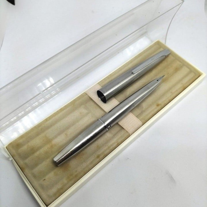 Rare Vintage Japanese Fountain Pen with Silver Body and Short Pilot: Rare Vintage Japanese Fountain Pen with Silver Body and Short Pilot Item Specifics: Nib Material: Stainless Steel Body Color: Silver Material: Stainless Nib Design: Integrated (One-Piece Nib & Body) V
