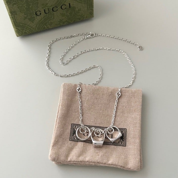 Rare Silver Sterling Gucci Interlocking Pendant Ring 3 Chain Necklace: Rare Silver Sterling Gucci Interlocking Pendant Ring 3 Chain Necklace Item Specifics: Brand: Gucci Type: Necklace Metal Purity: 925 Color: Silver Style: Pendant Base Metal: Sterling Silver Material: M