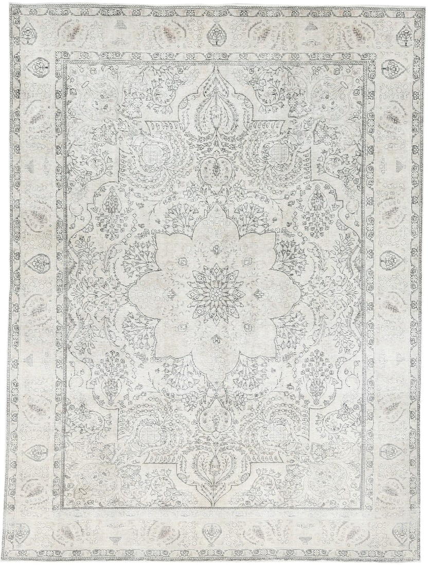 Vintage Distressed Oriental Rug Antique Floral Design Home Room Carpet 8X11 Ft Hand-Knotted: Vintage Distressed Oriental Rug Antique Floral Design Home Room Carpet 8X11 Ft Hand-Knotted Hand-knotted in wool, this 8x11 ft vintage Oriental rug boasts a beautiful floral design in muted colors. Wi