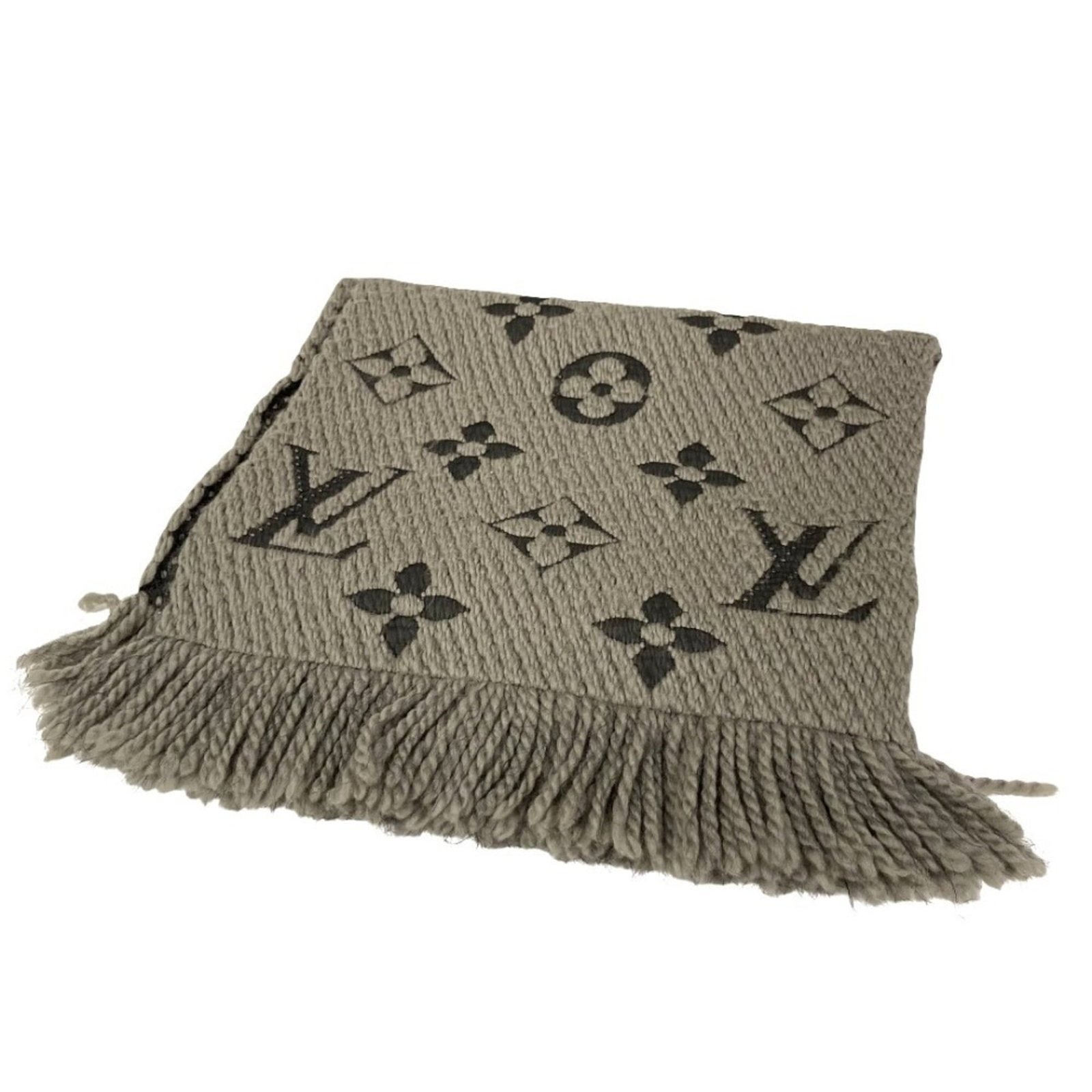 Stole Louis Vuitton: Stole Louis Vuitton Stole Louis Vuitton bears the iconic Monogram pattern, a signature design element of the renowned luxury brand. Measuring 1.53m x 30cm in length and width, it offers a unique