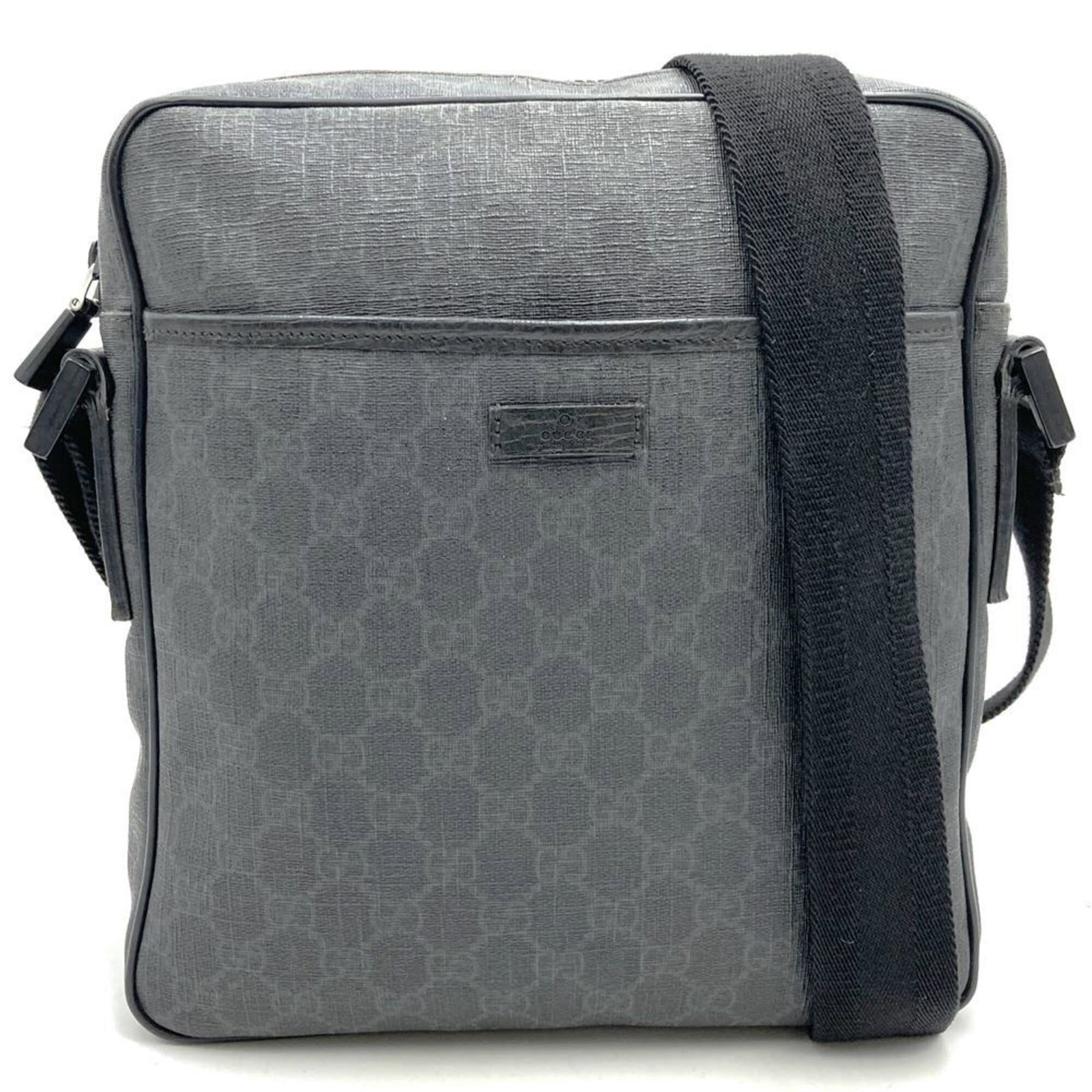 Supreme Canvas Shoulder Bag Gucci: Supreme Canvas Shoulder Bag Gucci This Gucci Supreme Canvas Shoulder Bag features the iconic GG Supreme pattern in black, crafted from high-quality canvas material. Measuring 27cm x 25cm x 7cm, it