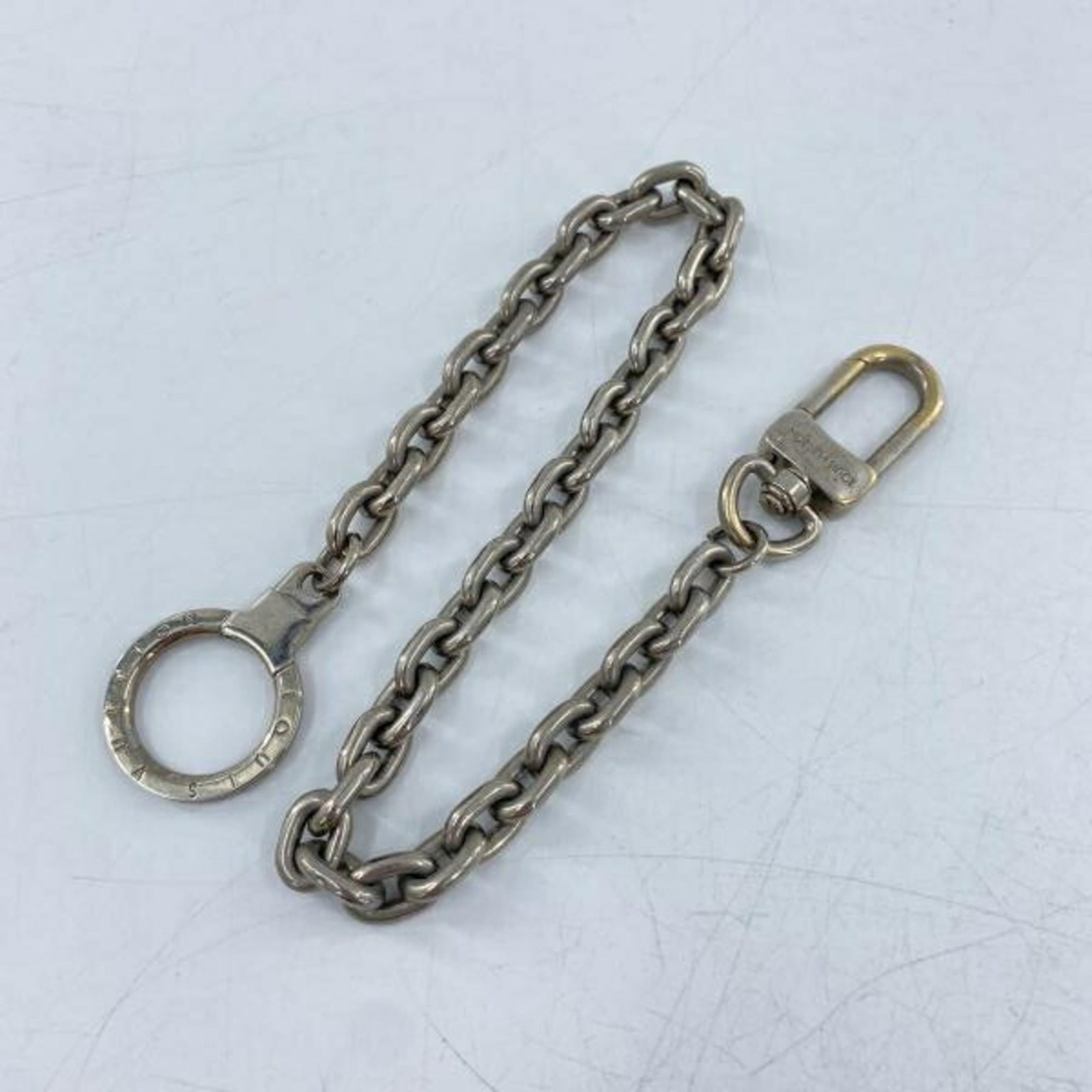 Louis Vuitton Sienne Ancre Keychain Keyring M65076 Silver Color Louis Vuitton: Louis Vuitton Sienne Ancre Keychain Keyring M65076 Silver Color Louis Vuitton Silver Louis Vuitton Sienne Ancre Keychain with 39.5cm chain length, bearing the signature M65076. This keyring features a