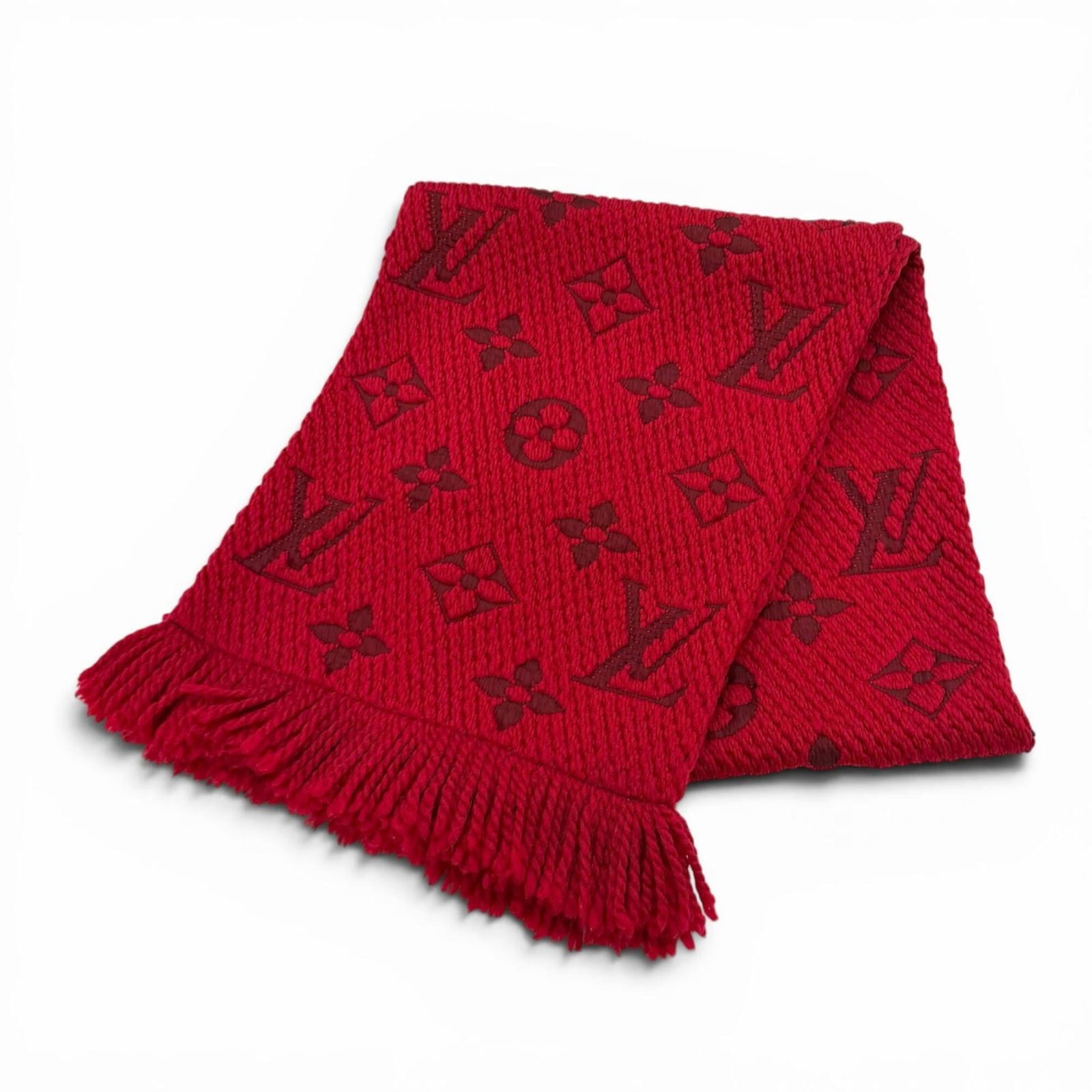 Louis Vuitton Stole Wool Silk: Louis Vuitton Stole Wool Silk Ruby-colored Louis Vuitton stole made from wool and silk, measuring 1.49m x 29cm in size. This stylish piece bears a signature, adding a touch of elegance to any outfit. 