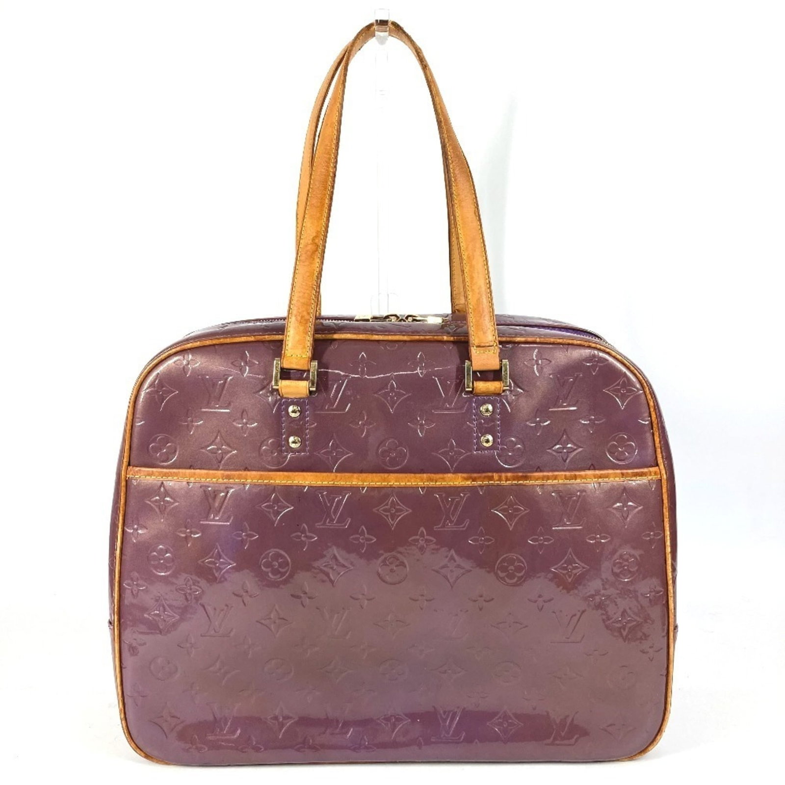 Boston Bag Monogram Vernis Vuitton Louis: Boston Bag Monogram Vernis Vuitton Louis Boston Bag Monogram Vernis Vuitton Louis - A stylish and sophisticated shoulder bag from the iconic Monogram Vernis collection, featuring a rich purple color