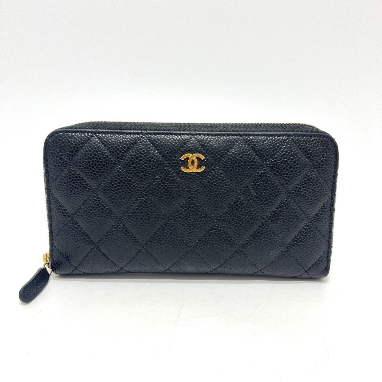 Chanel Long Wallet (Bi-Fold) Grained Calfskin: Chanel Long Wallet (Bi-Fold) Grained Calfskin Chanel's iconic bi-fold wallet features sleek, grained calfskin in black. This long wallet measures 10cm x 19.5cm x 2cm and boasts a classic design that