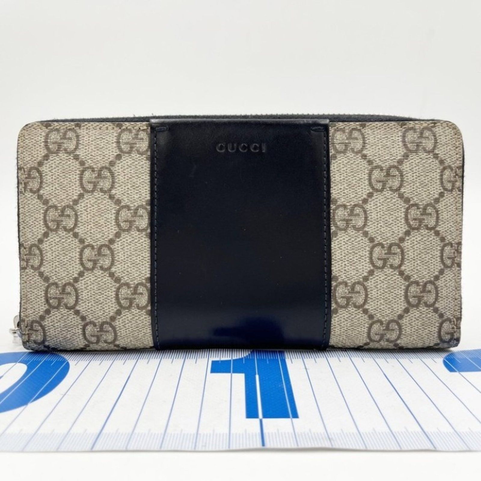 Supreme Leather Long Bi Fold Gg Wallet Gucci: Supreme Leather Long Bi Fold Gg Wallet Gucci Gucci's Supreme Leather Long Bi Fold Wallet boasts a sleek, beige and black design with the iconic GG Supreme pattern. Made from high-quality leather,