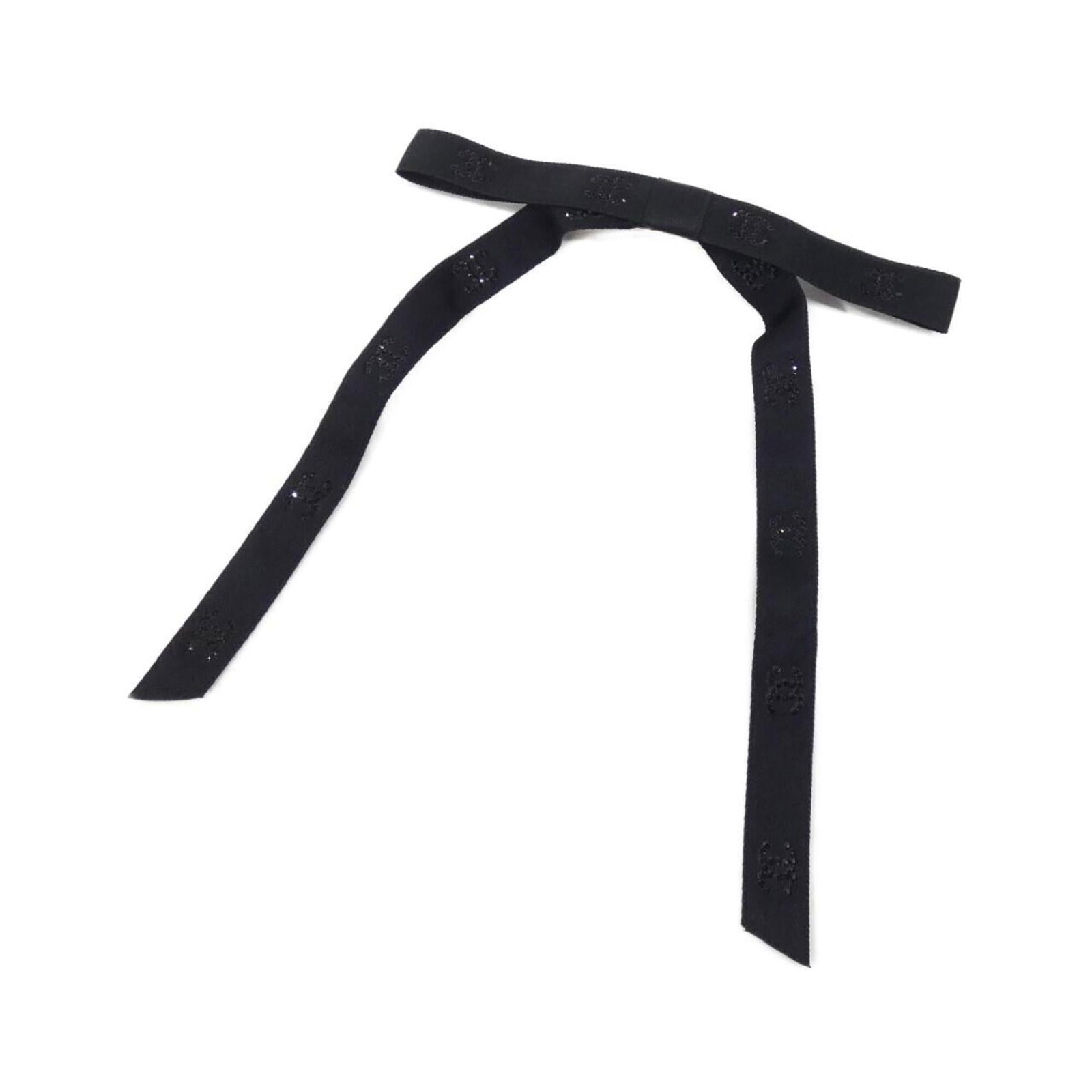 Satin Silk Barrette Chanel: Satin Silk Barrette Chanel Satin silk barrette in black, featuring a sleek and elegant design. Made from high-quality satin and silk materials, this barrette measures 17cm x 16.5cm and boasts a sophis