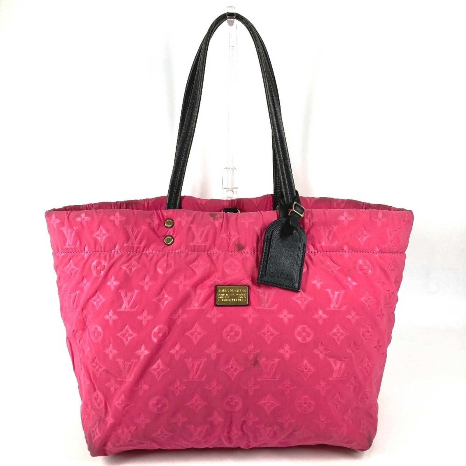 Microfiber shoulder bag by Louis Vuitton: Microfiber shoulder bag by Louis Vuitton Microfiber shoulder bag by Louis Vuitton, crafted from high-quality microfiber material, features a sleek and modern design with a black and pink color scheme.