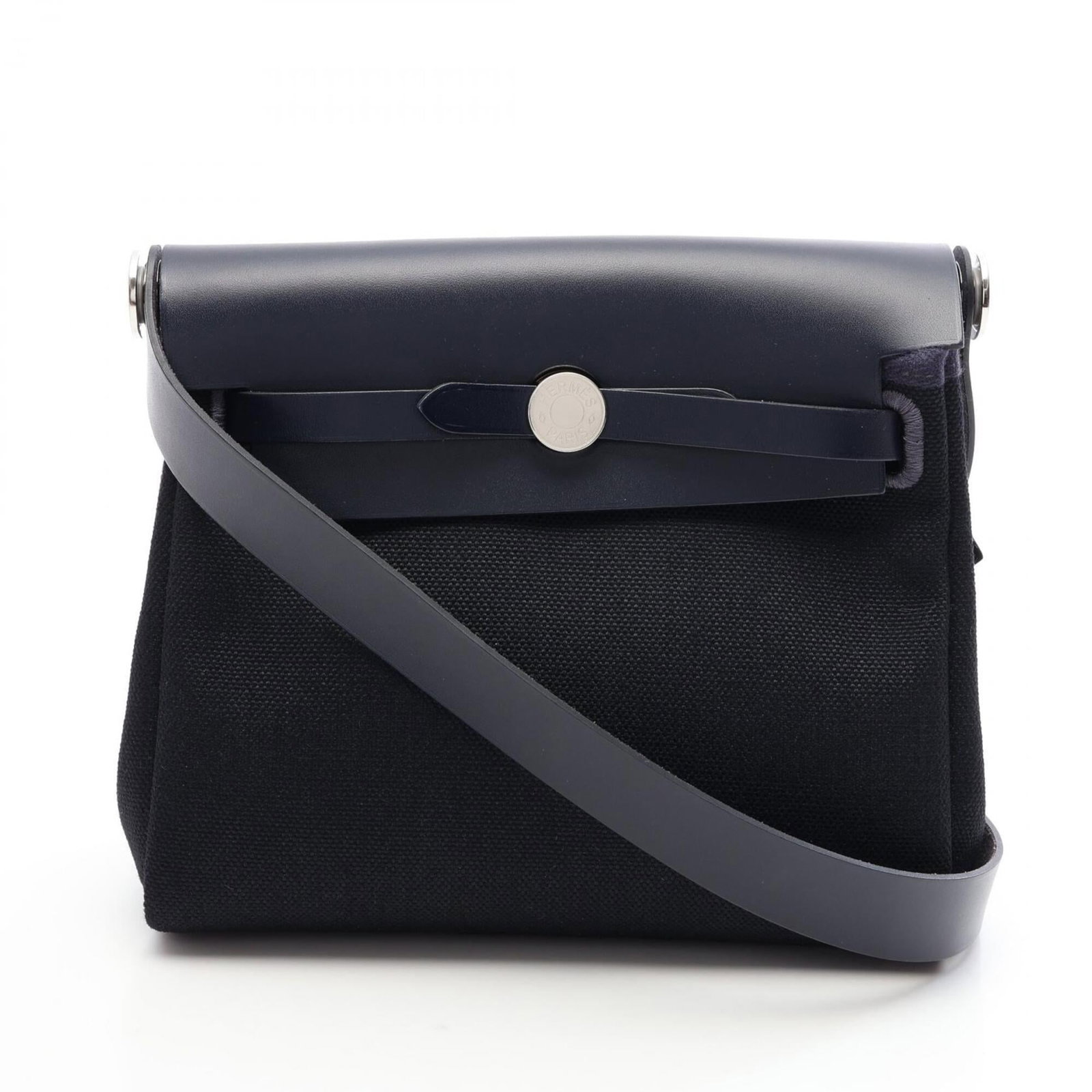 Handbag shoulder bag by Hermes: Handbag shoulder bag by Hermes The Hermes MPN 086430CK shoulder bag boasts sleek, modern design with a classic touch. Measuring 16cm x 20cm x 7cm, it offers ample space for daily essentials. Its