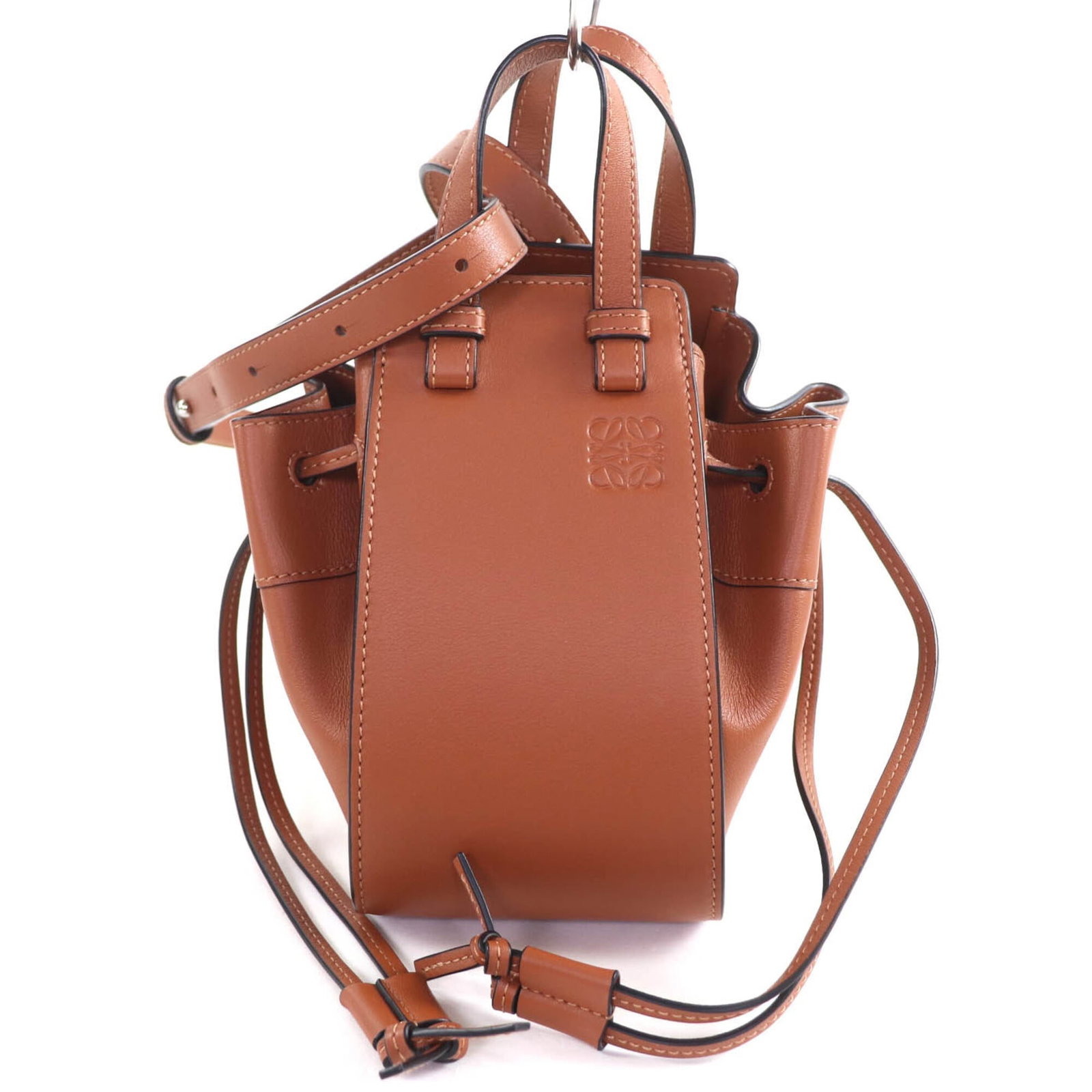Shoulder Bag Leather: Shoulder Bag Leather The Loewe Leather Shoulder Bag boasts sleek lines and a sophisticated design, crafted from high-quality leather. Measuring 18.5cm x 18cm x 10.5cm, it features an adjustable strap