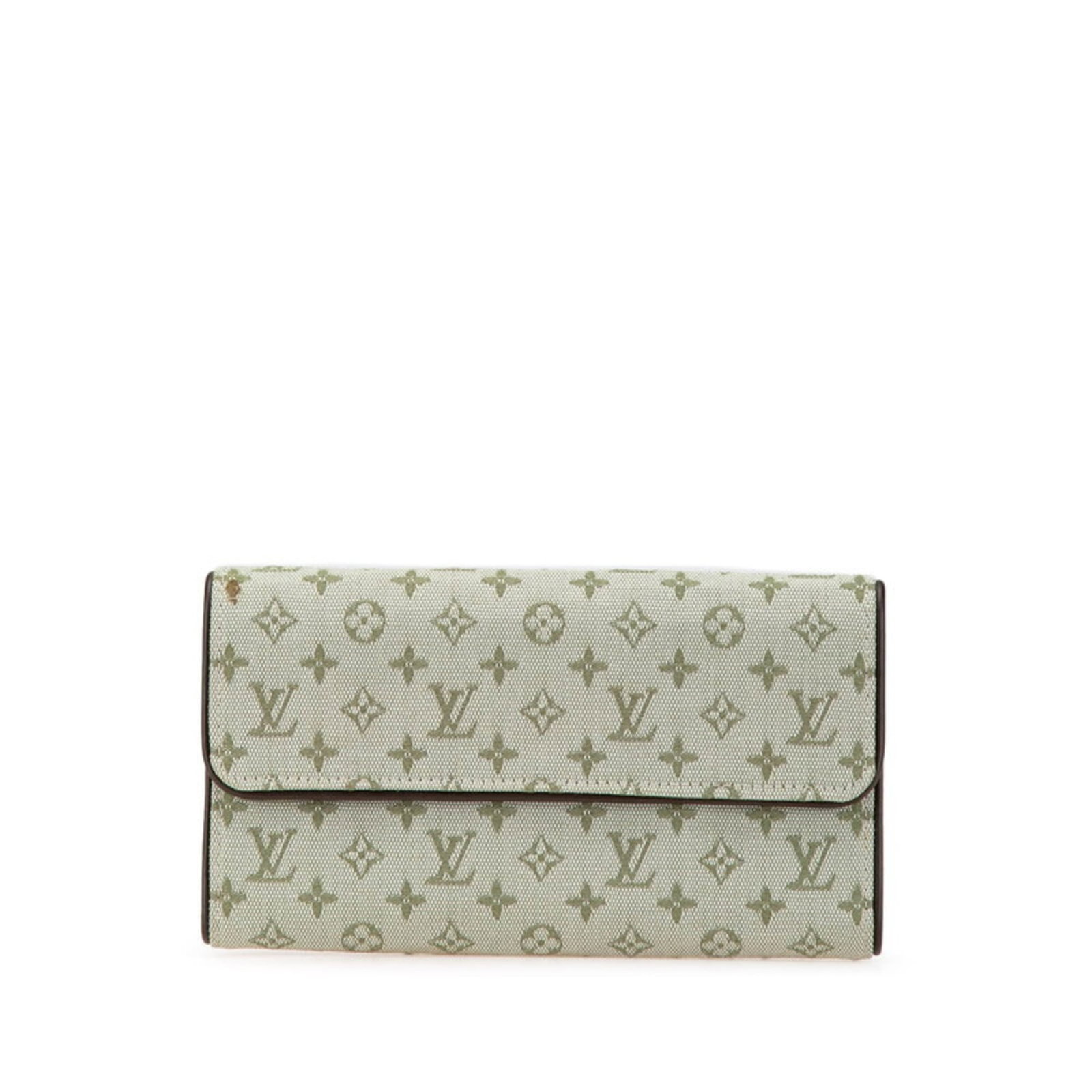 Long Wallet Bi Fold Leather Canvas Louis Vuitton: Long Wallet Bi Fold Leather Canvas Louis Vuitton Canvas and leather blend in classic brown and green hues, defining the timeless style of this long wallet. With its bi-fold design and compact