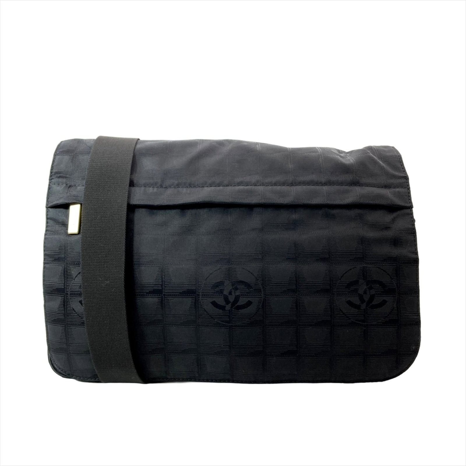 Shoulder bag nylon from Chanel: Shoulder bag nylon from Chanel The Chanel MPN A29348 shoulder bag is crafted from high-quality nylon, offering a sleek and modern design. Its compact size makes it easy to carry, with dimensions of