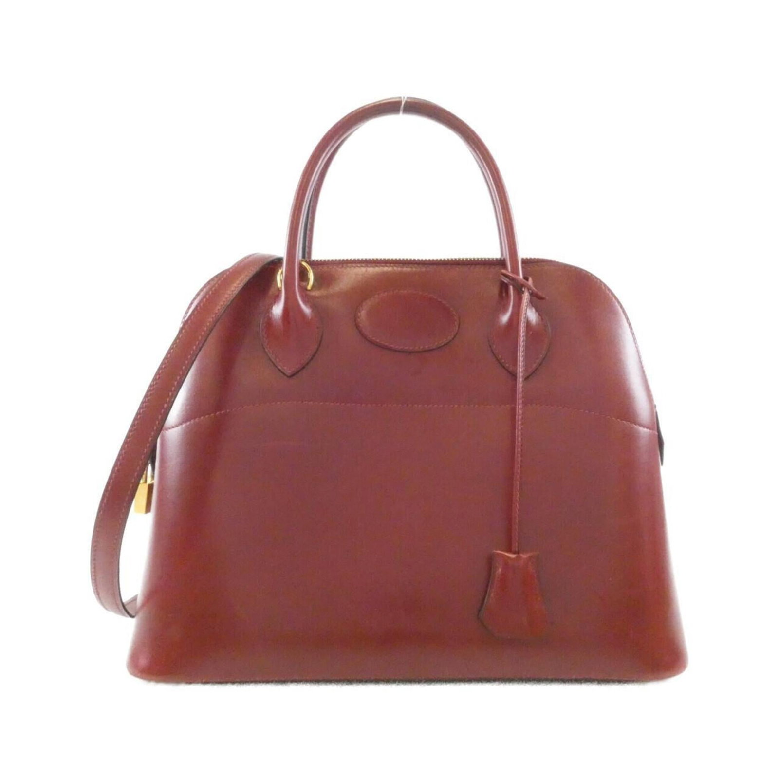Calf leather handbag box by Hermes: Calf leather handbag box by Hermes Box calf leather construction, a hallmark of Hermes' craftsmanship, forms the foundation of this elegant handbag box. Measuring 23cm x 31cm x 12cm, it presents a ref