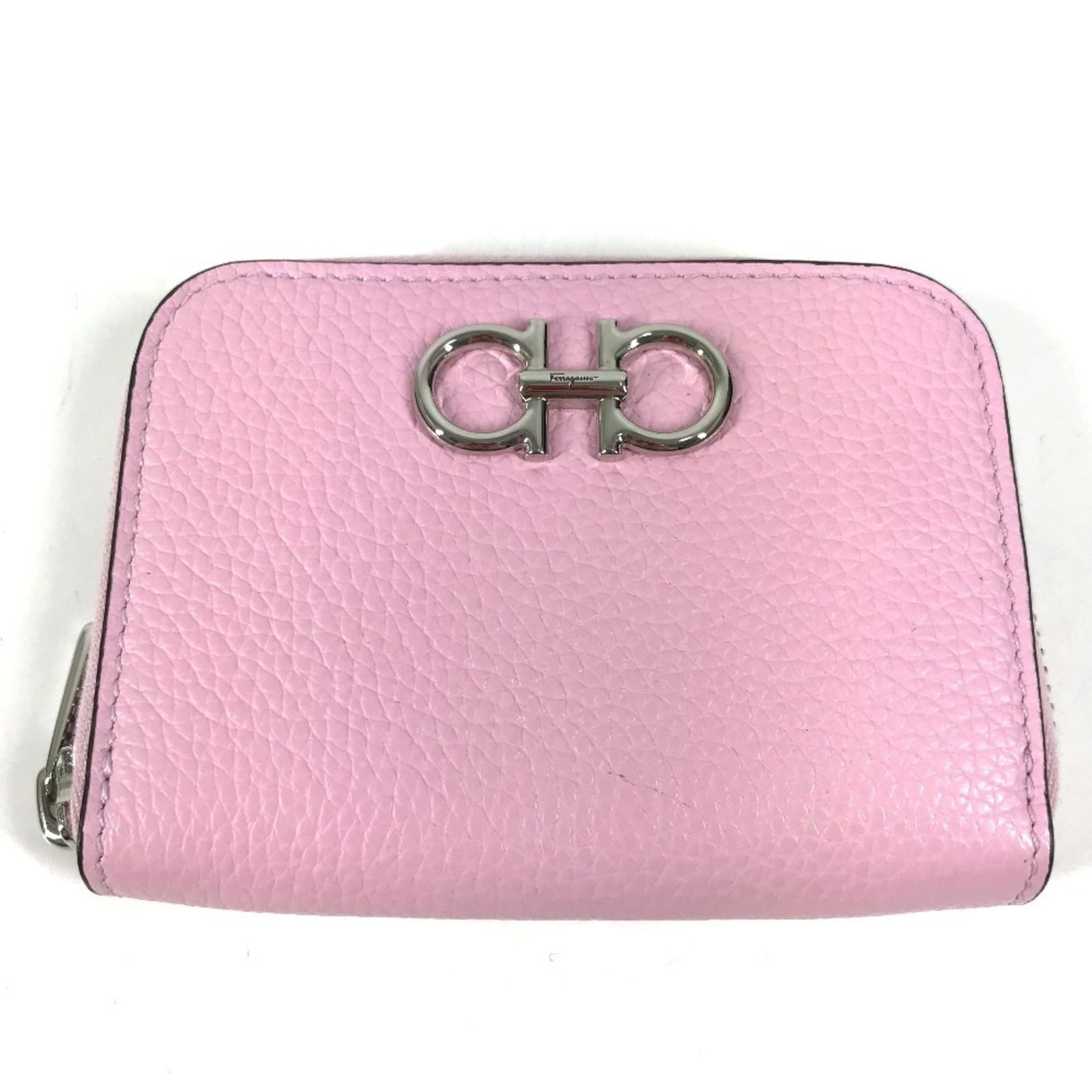 Salvatore Ferragamo leather coin purse case: Salvatore Ferragamo leather coin purse case Salvatore Ferragamo leather coin purse case in pink, measuring 8cm x 11cm / 3.14'' x 4.33''. This stylish accessory features high-quality leather