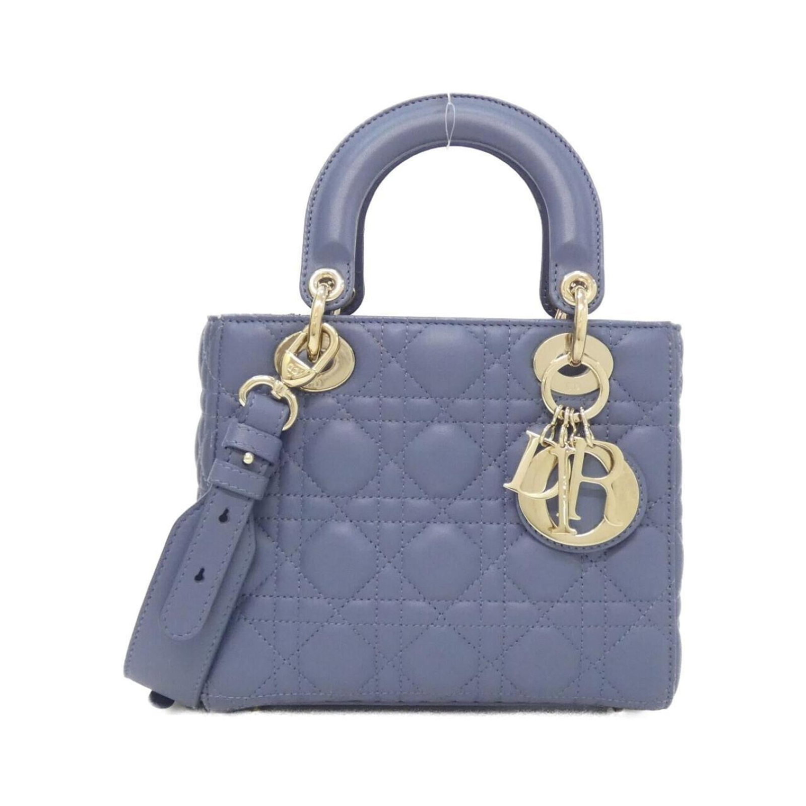 Handbag Leather Dior Christian: Handbag Leather Dior Christian Handbag in blue lambskin leather, featuring gold hardware and a signature. Measures 17cm x 20cm x 8cm, weighing 750g. Perfect for everyday carry with its adjustable