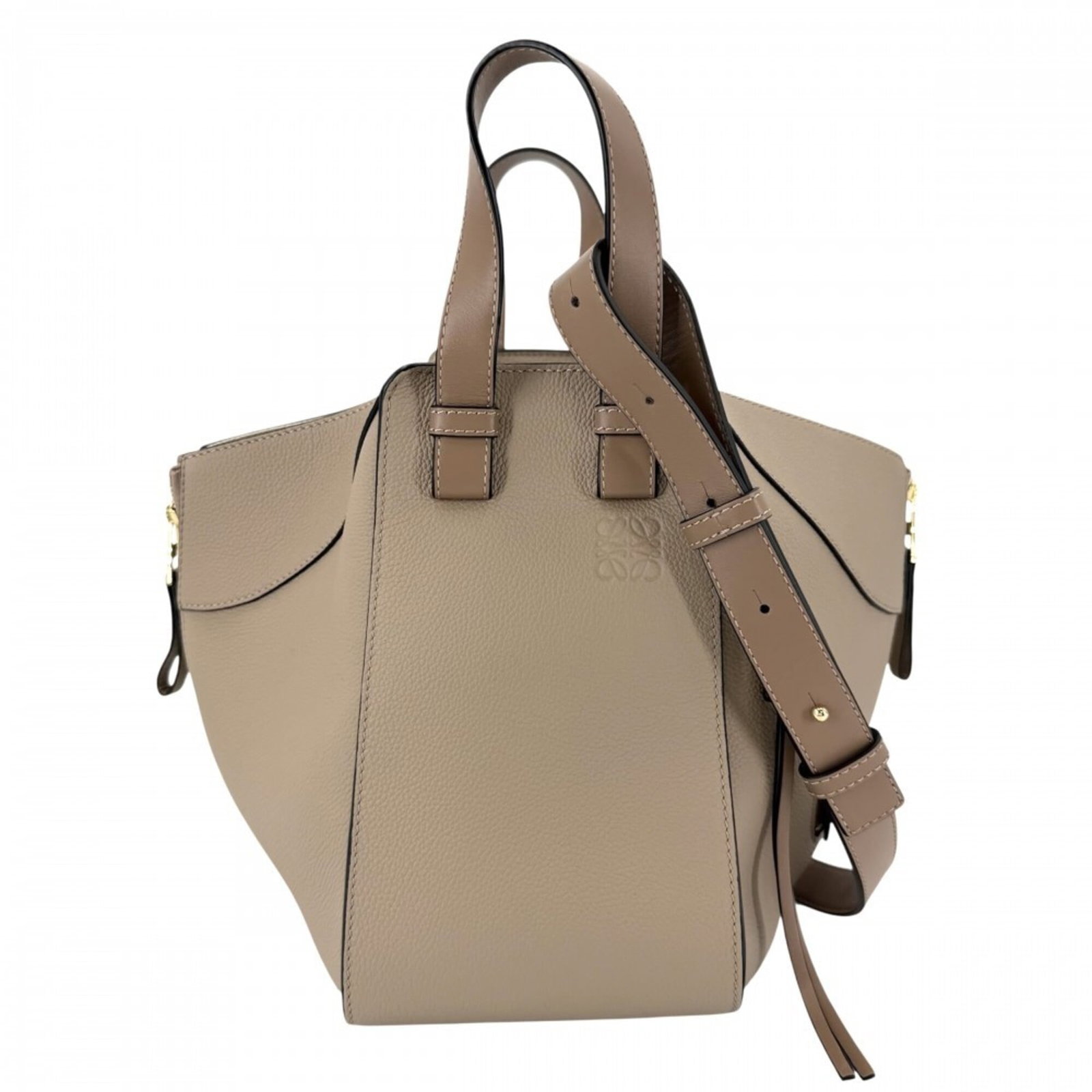 Shoulder Handbag Leather Loewe: Shoulder Handbag Leather Loewe This beige Loewe shoulder handbag features high-quality calfskin leather, carefully crafted to provide a timeless and sophisticated look. Measuring 24cm x 40cm x 28cm, i