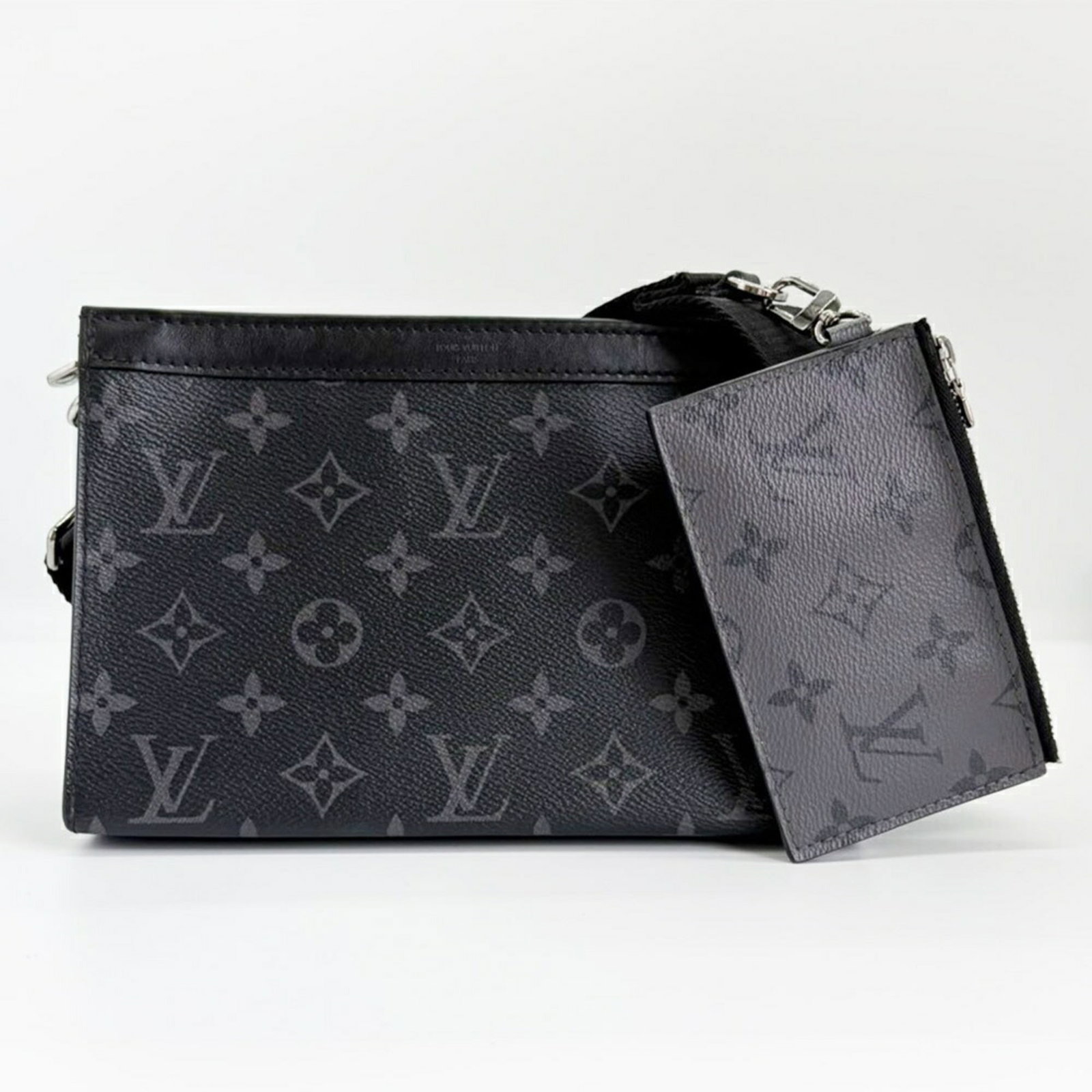 Louis Vuitton Coin Purse/ Coin Case Canvas: Louis Vuitton Coin Purse/ Coin Case Canvas Canvas coin purse/coin case from Louis Vuitton, featuring the iconic Monogram Eclipse pattern. Made from high-quality canvas material and measuring 14.5cm x