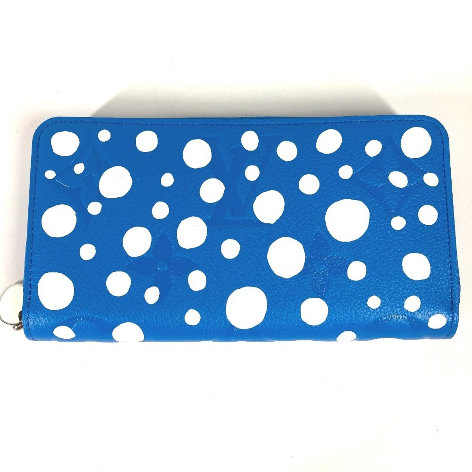 Monogram Empreinte Bi Fold Wallet Louis Vuitton: Monogram Empreinte Bi Fold Wallet Louis Vuitton The Monogram Empreinte Bi Fold Wallet Louis Vuitton boasts a striking blue and white design, characteristic of the iconic brand's signature style. Made