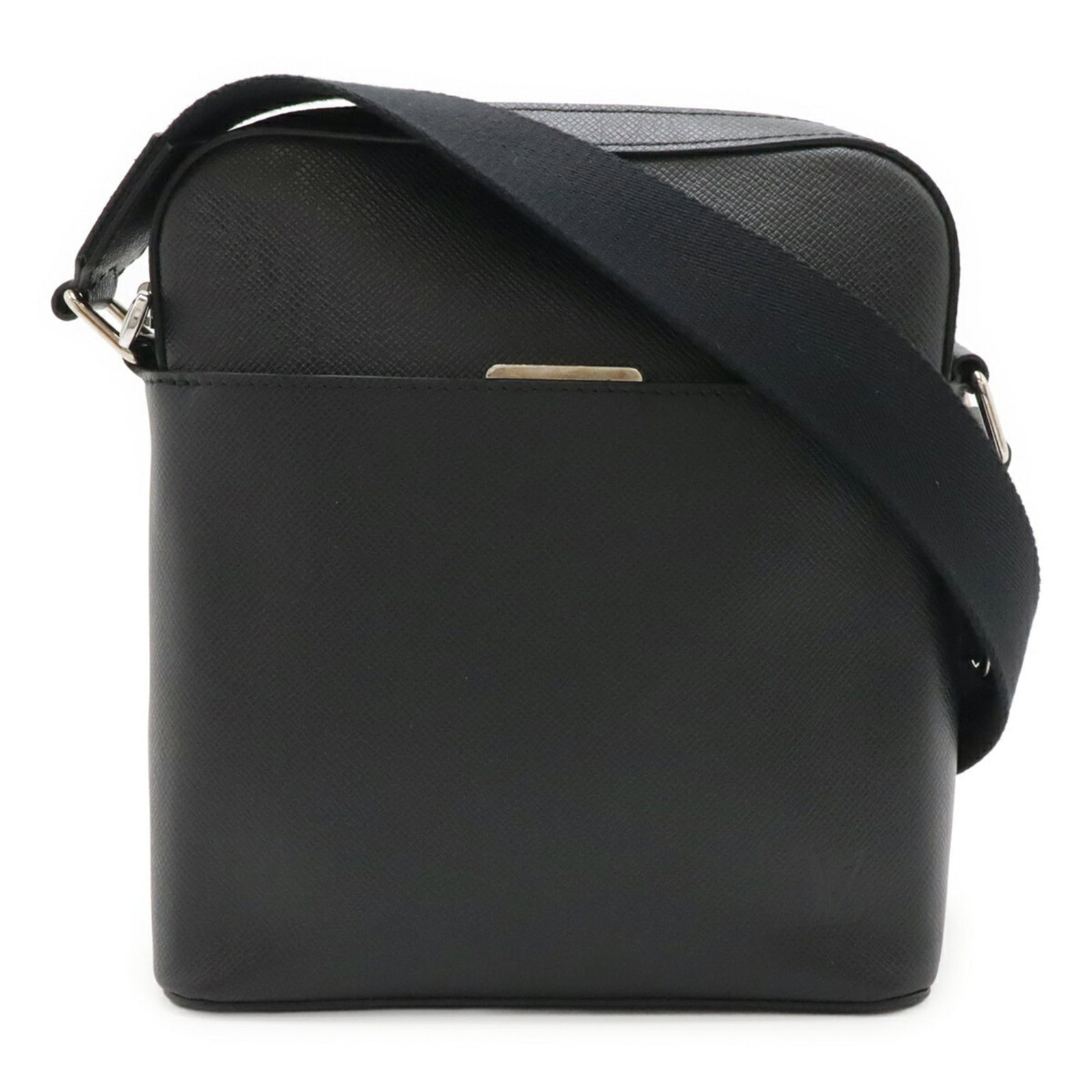 Louis Vuitton Pochette Shoulder Bag Taiga Leather: Louis Vuitton Pochette Shoulder Bag Taiga Leather Taiga leather provides a rich, earthy tone to the Ardoise-colored Pochette Shoulder Bag. Measuring 22.5cm x 21cm x 6cm, this structured shoulder bag