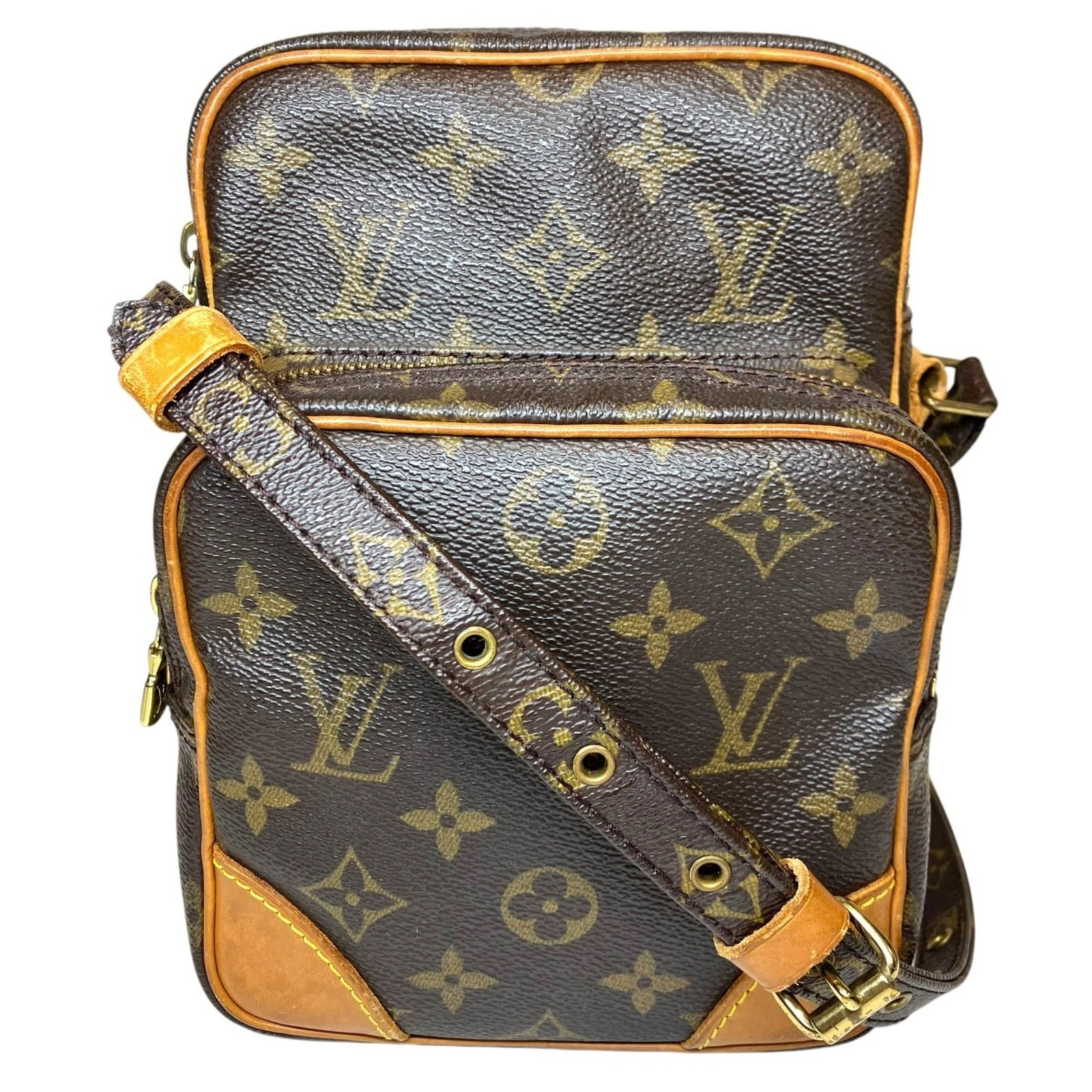 Shoulder Bag Monogram Louis Vuitton: Shoulder Bag Monogram Louis Vuitton Monogrammed with distinctive brown color and classic design, this Louis Vuitton shoulder bag boasts a timeless look. Made from high-quality materials, its sturdy