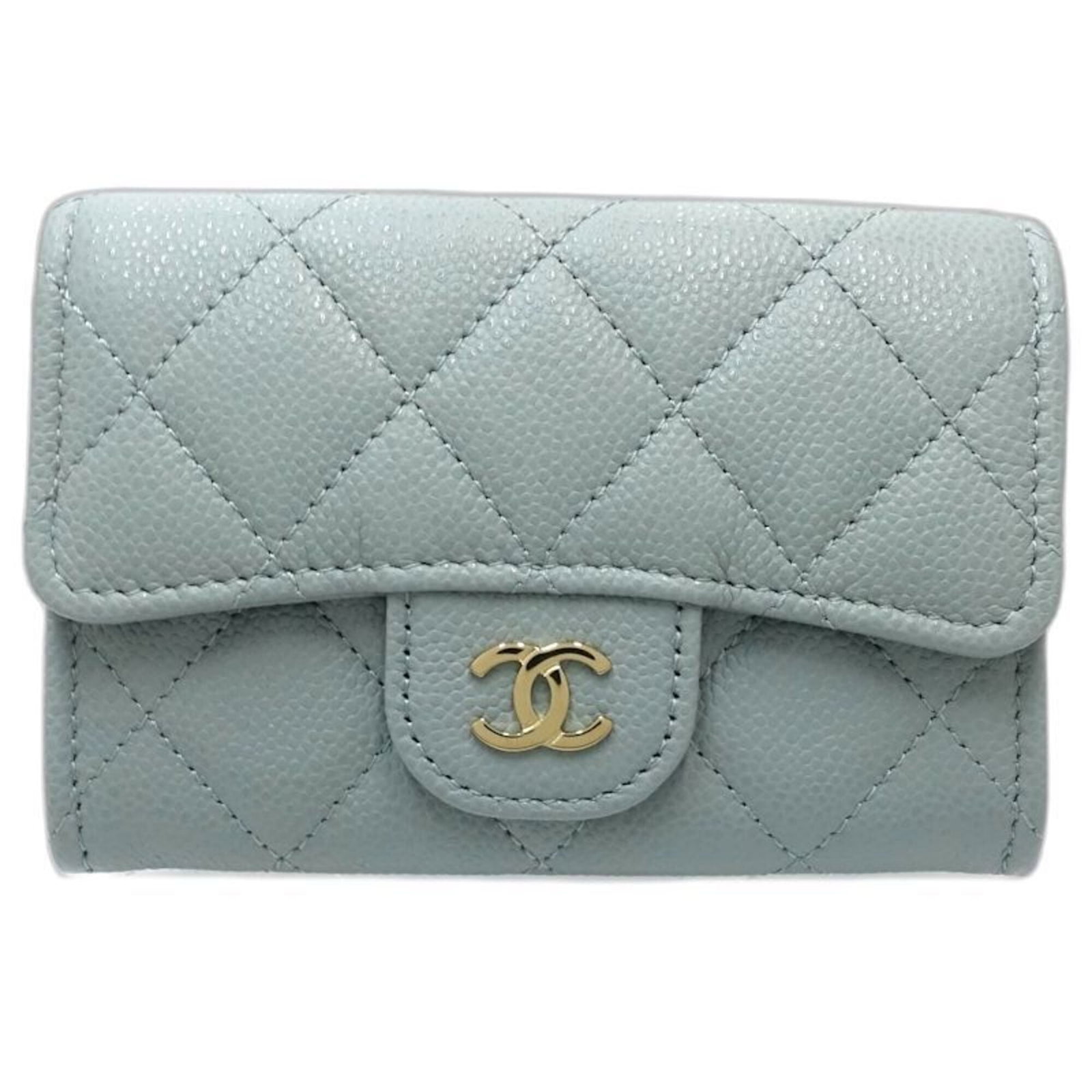 Calfskin coin case grained purse by Chanel: Calfskin coin case grained purse by Chanel Grained Calfskin Coin Case by Chanel in Green. This exquisite coin case features high-quality grained calfskin and measures 7.5cm x 11.5cm x 2.5cm, making
