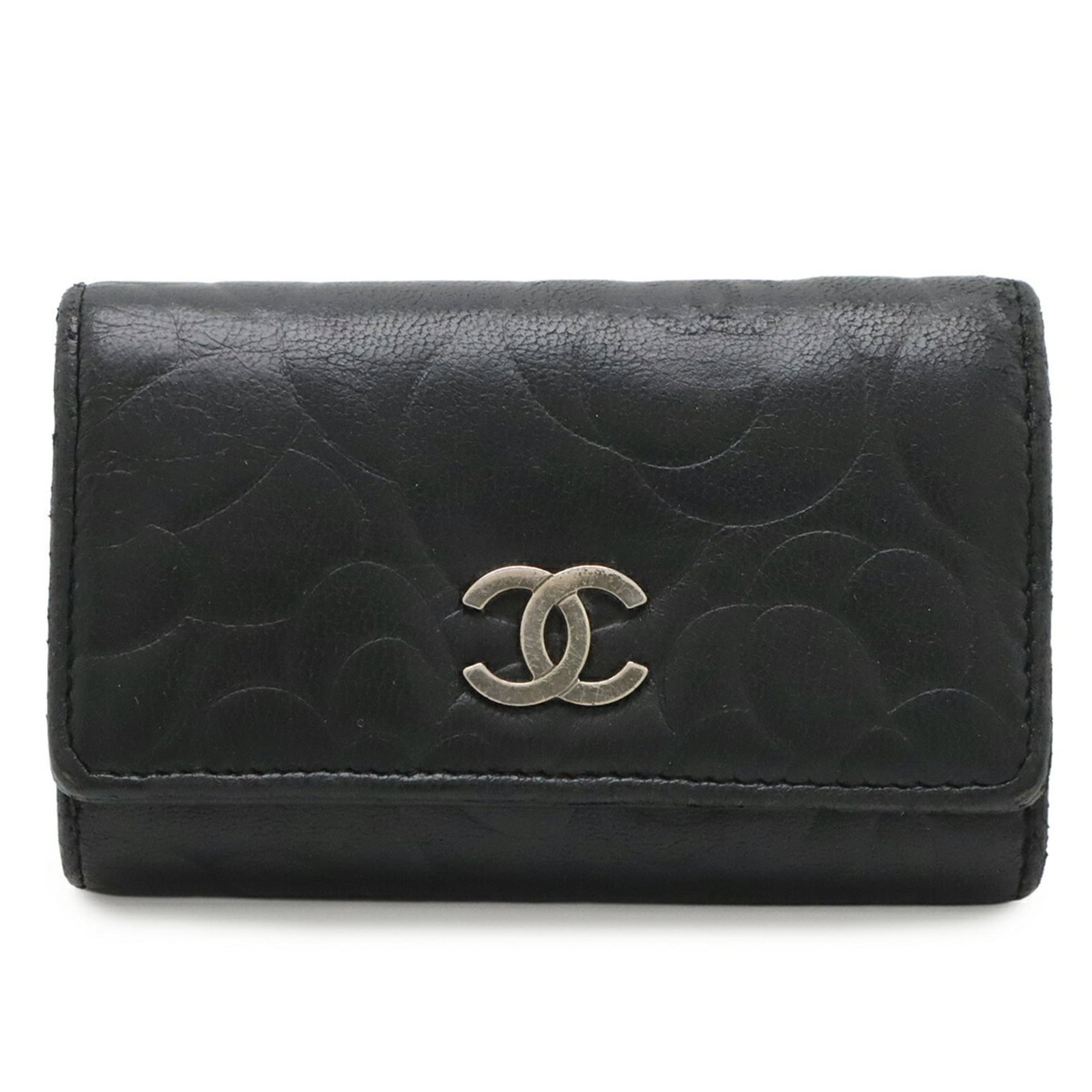 Keycase Leather Chanel: Keycase Leather Chanel The Keycase Leather Chanel is a sleek and sophisticated accessory, crafted from high-quality black leather. Its compact size makes it easy to carry, measuring 6.5cm x 10.5cm / 2