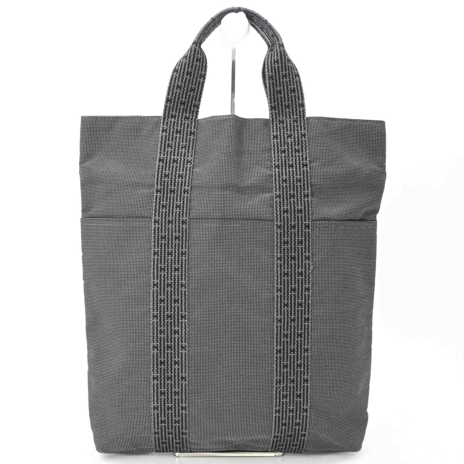 Canvas tote bag handbag Hermes: Canvas tote bag handbag Hermes Canvas tote bag from Hermes, crafted in France with a sturdy canvas material and a gray color. Measuring 38.5cm x 36.5cm x 6.5cm, it features a classic design that combi