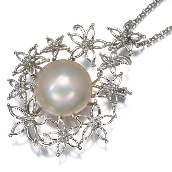 Tasaki Necklace Brooch Mabe Pearl 15.7Mm Flower Openwork 2Way Silver: Tasaki Necklace Brooch Mabe Pearl 15.7Mm Flower Openwork 2Way Silver Tasaki Necklace Brooch Mabe Pearl features a stunning 15.7mm Mabe pearl surrounded by intricate openwork and set in silver, creatin