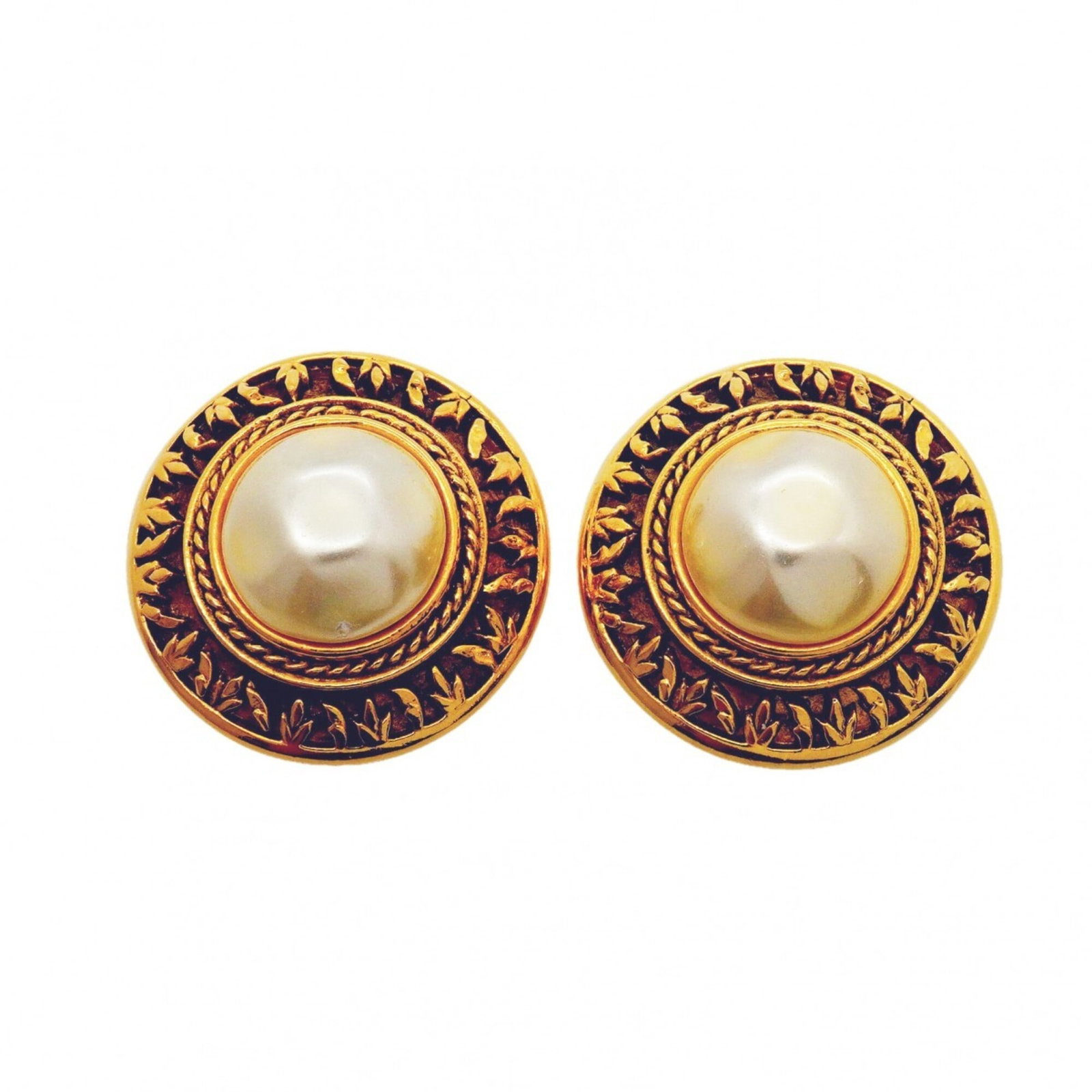Chanel Clip Earrings Gold Plating: Chanel Clip Earrings Gold Plating Gold-plated clip earrings from the iconic Chanel brand, featuring a sleek and modern design. These statement earrings are made with durable gold plating and have a co