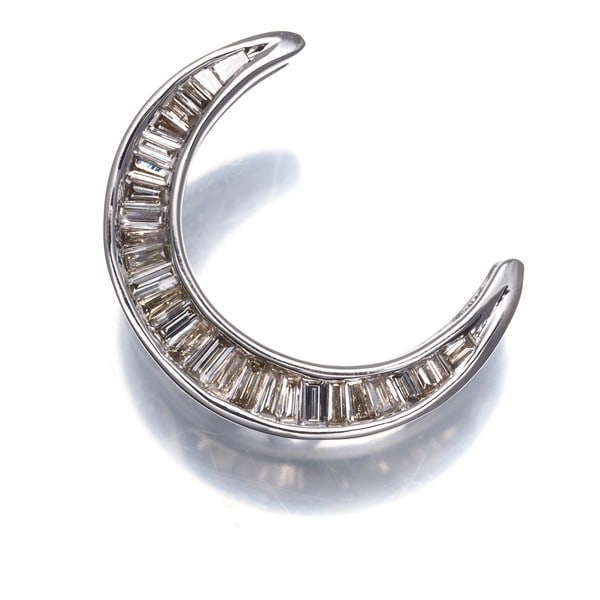 Moon brown diamond baguette cut tapered-cut 18K gold white 750: Moon brown diamond baguette cut tapered-cut 18K gold white 750 18.3 x 18.1mm, the Moon baguette cut pendant showcases a natural diamond with an approximate carat weight of 0.4ct, set in 18K white gold