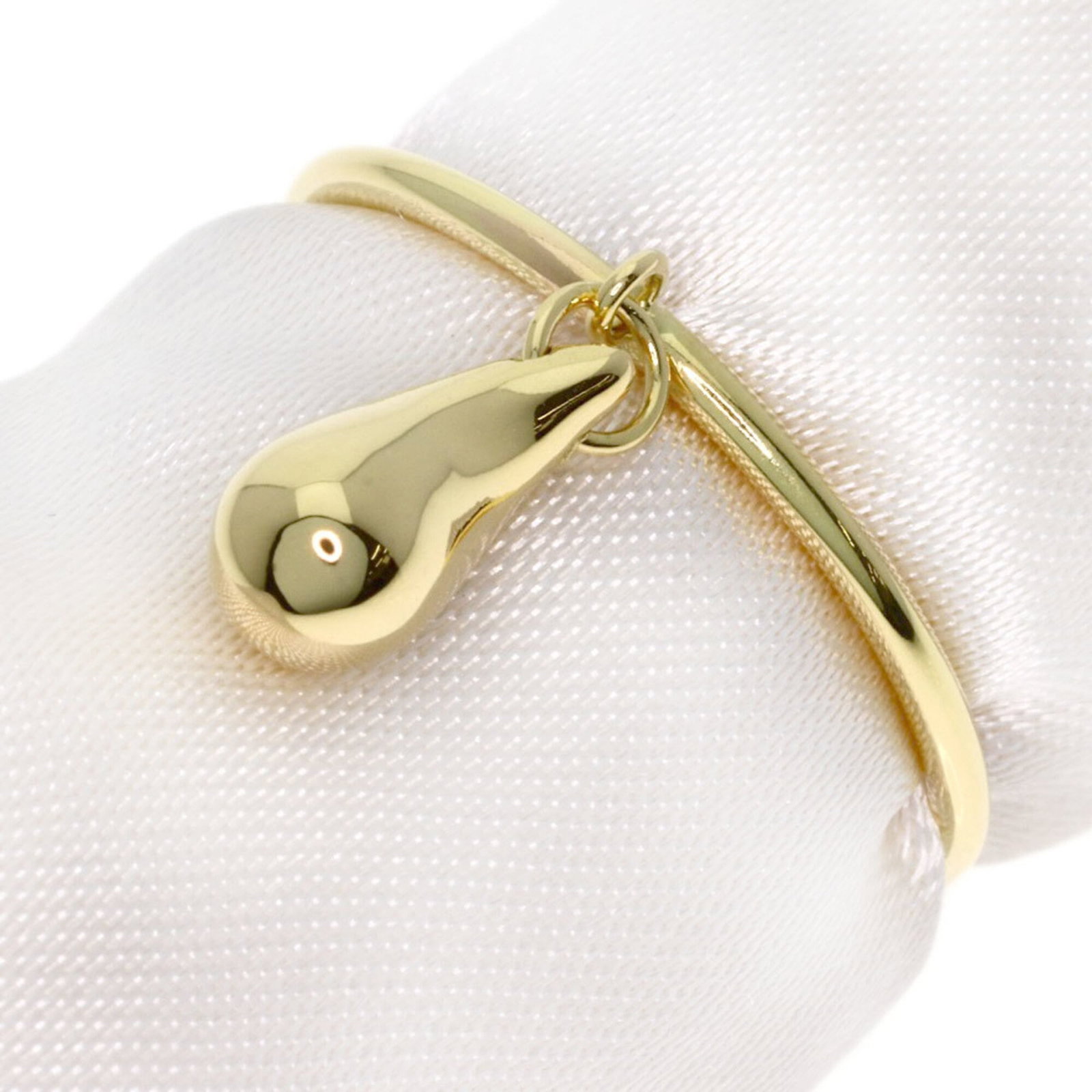 Tiffany band ring yellow gold 18K: Tiffany band ring yellow gold 18K Yellow gold 18K Tiffany band ring in US size 6.5, featuring the iconic brand's signature style and craftsmanship. This elegant band showcases the beauty of 18K yellow