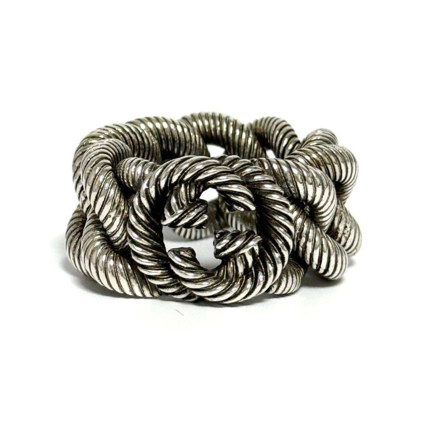 Ring Silver 925 by Gucci: Ring Silver 925 by Gucci Silver band ring from Gucci, made from high-quality silver 925 material. This men's ring features a sleek design and a US size of 9.5. A simple yet stylish accessory to comple