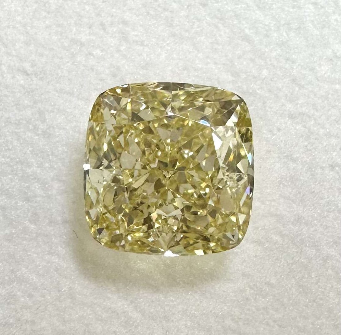 GIA Cushion Brilliant 1.55ct Fancy Brownish Yellow VVS2 - Loose Natural Diamond: GIA Cushion Brilliant 1.55ct Fancy Brownish Yellow VVS2 - Loose Natural Diamond GIA-certified, this 1.55ct Fancy Brownish Yellow VVS2 diamond boasts exceptional clarity and cut quality, with a rich br