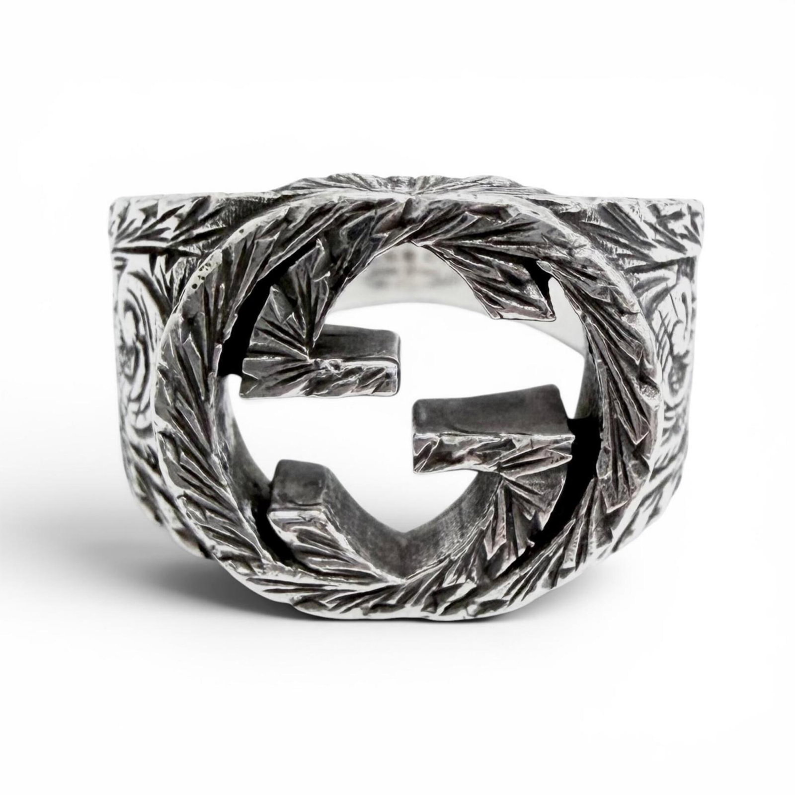 Ring of silver band from Gucci: Ring of silver band from Gucci Silver band ring from Gucci, made in Italy with a classic design and crafted from high-quality silver. This men's ring features a sleek, modern look and a US size 6 fit.