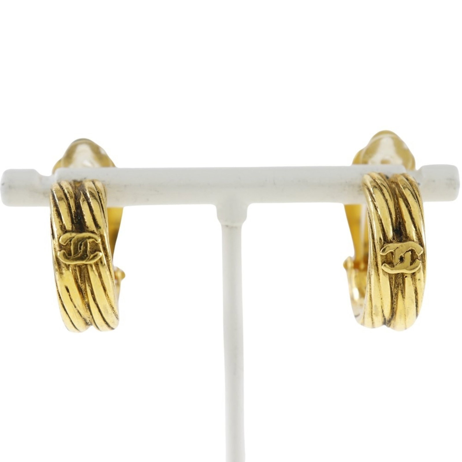 Chanel clip earrings: Chanel clip earrings Gold clip earrings from the renowned French fashion house Chanel, measuring 21.00mm x 7.00mm and weighing 11g, bearing a signature. These elegant earrings showcase the timeless st