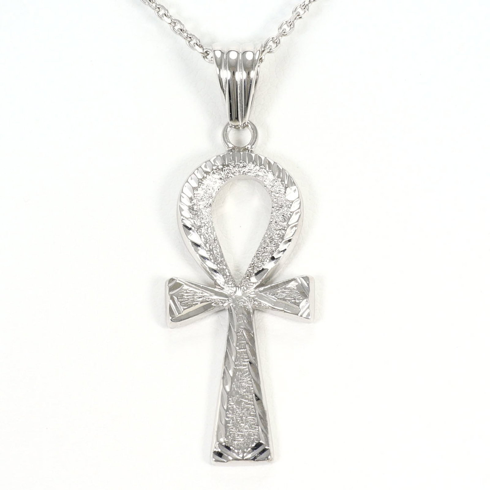 18K (18-Karat White Gold) Necklace Total Weight 11.2G 50Cm Length Like New.: 18K (18-Karat White Gold) Necklace Total Weight 11.2G 50Cm Length Like New. 18K white gold necklace with a total weight of 11.2g, measuring 50cm in length, features a pendant that stands out at 43mm x
