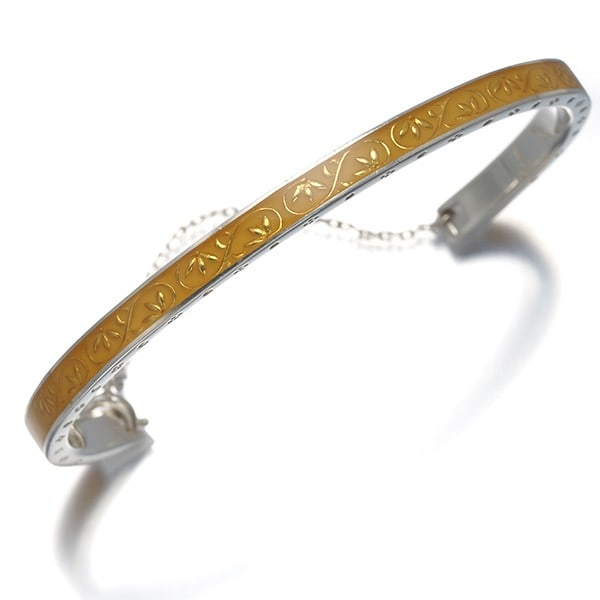 Agete Bracelet Bangle Silver/ Enamel: Agete Bracelet Bangle Silver/ Enamel Silver/Enamel Bangle with Unique Design. This Agete bracelet bangle features a silver metal construction and enamel design, weighing in at 9.9g. Its inner circumfe