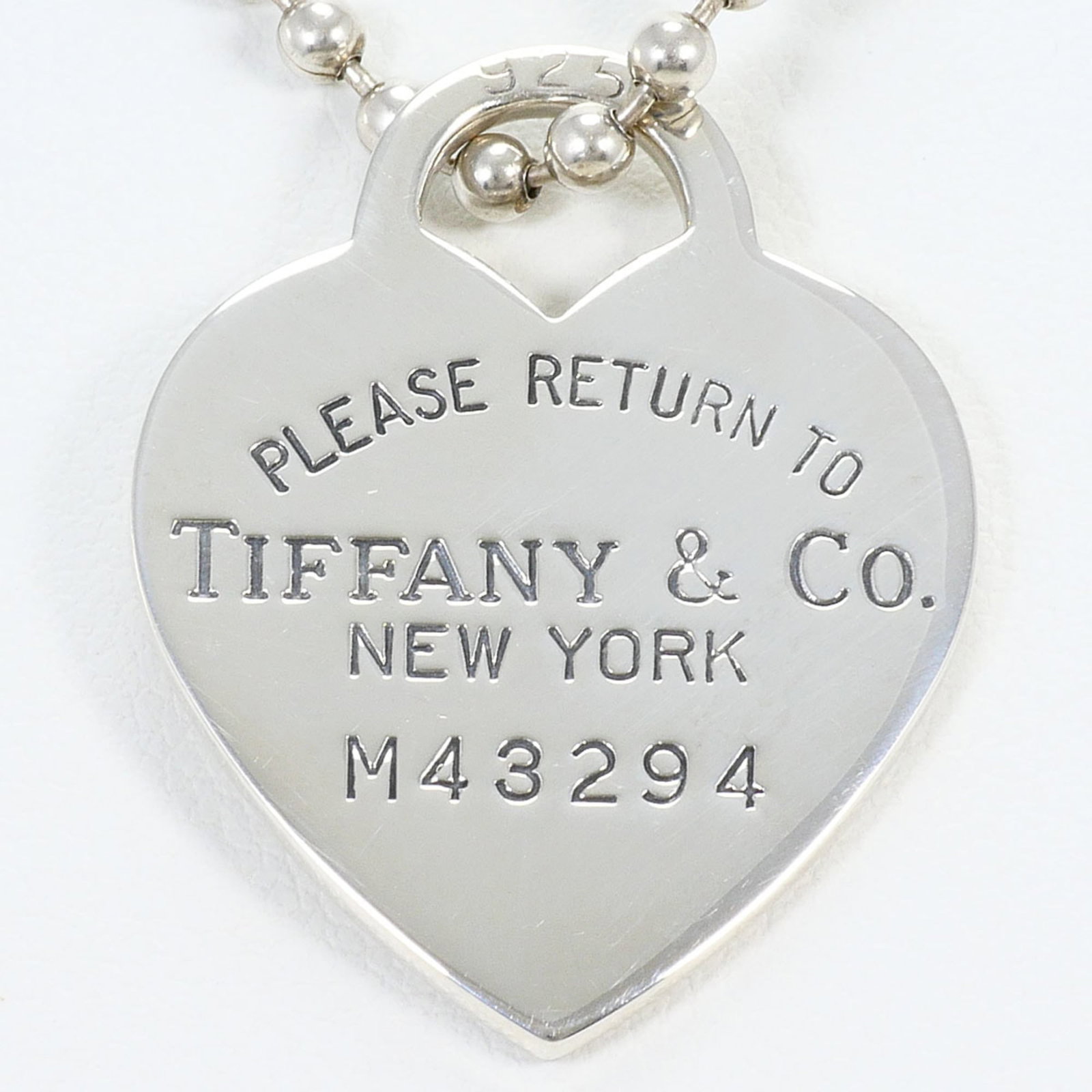 Tiffany & Co. Return To Heart Tag Silver Necklace Total Weight 21.4G 90Cm Like New Condition Free: Tiffany & Co. Return To Heart Tag Silver Necklace Total Weight 21.4G 90Cm Like New Condition Free Tiffany & Co. Return To Heart Tag Silver Necklace features a striking design with a total weight of 21