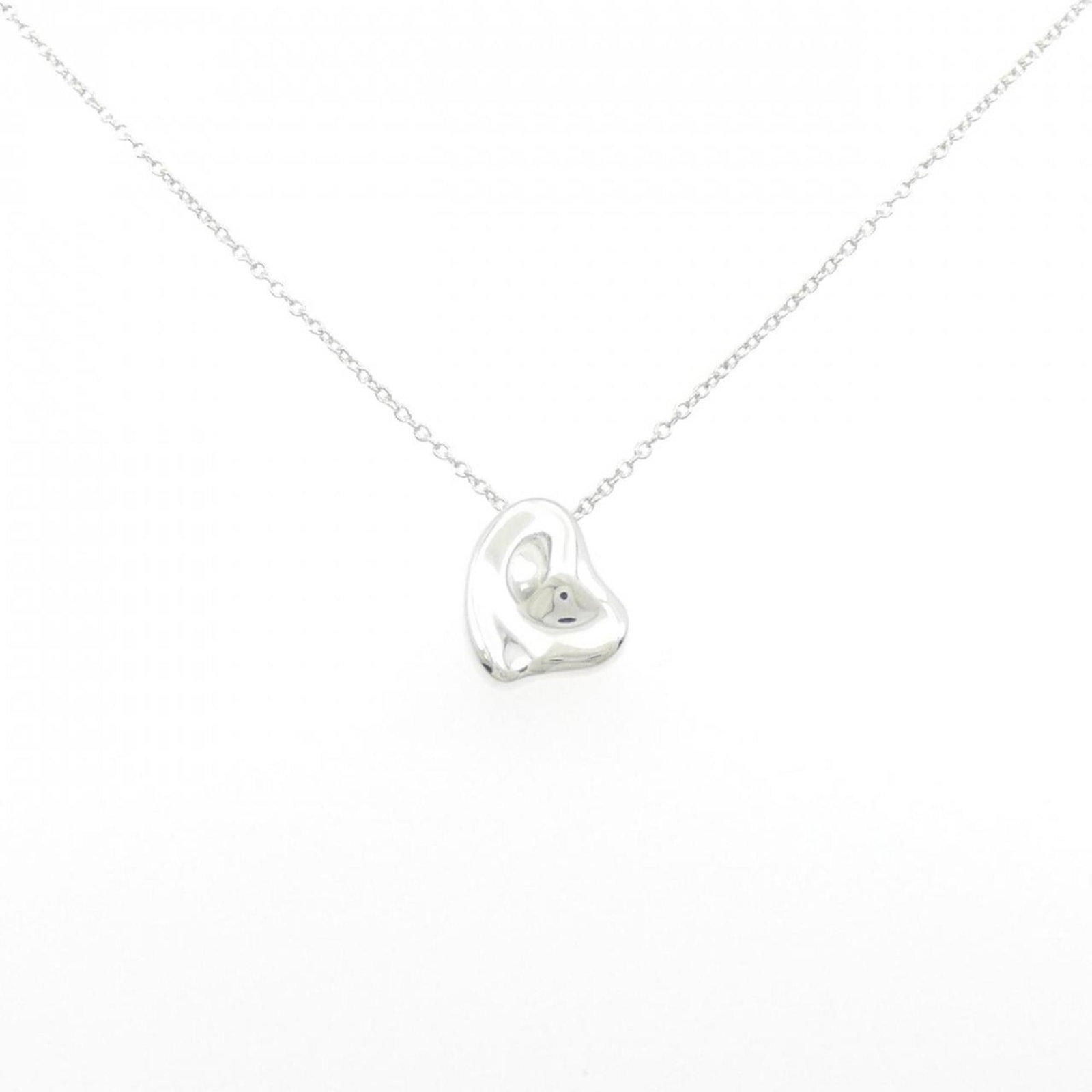 Tiffany 925 Necklace: Tiffany 925 Necklace Tiffany's 925 Silver Necklace boasts a sleek design with a pendant measuring 11.8mm x 10mm, set against a silver necklace with a circumference of 43 cm / 16.92''. The piece is