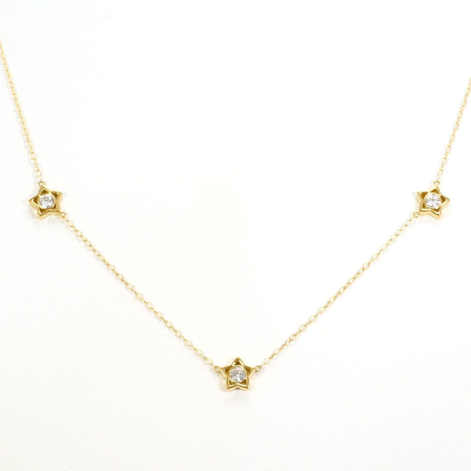 18K (18-Karat) Yellow Gold Necklace With Diamond (Carat Weight Not Stamped) Total Weight 2.1G 47Cm: 18K (18-Karat) Yellow Gold Necklace With Diamond (Carat Weight Not Stamped) Total Weight 2.1G 47Cm 18K yellow gold necklace with a 2.1g diamond pendant, measuring 6mm x 6mm, adds a touch of elegance
