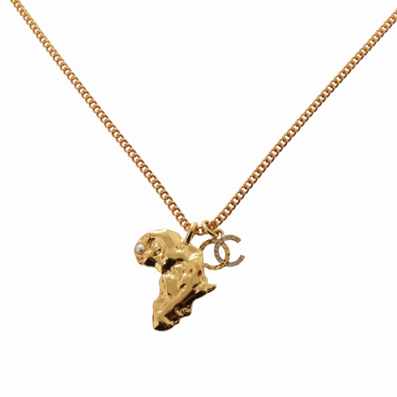 Chanel Coco Mark African Continent Motif Metal Faux Pearl Rhinestone Gold Necklace 0357Chanel: Chanel Coco Mark African Continent Motif Metal Faux Pearl Rhinestone Gold Necklace 0357Chanel Gold necklace featuring the iconic African Continent Motif from Chanel Coco Mark, adorned with faux pearl 