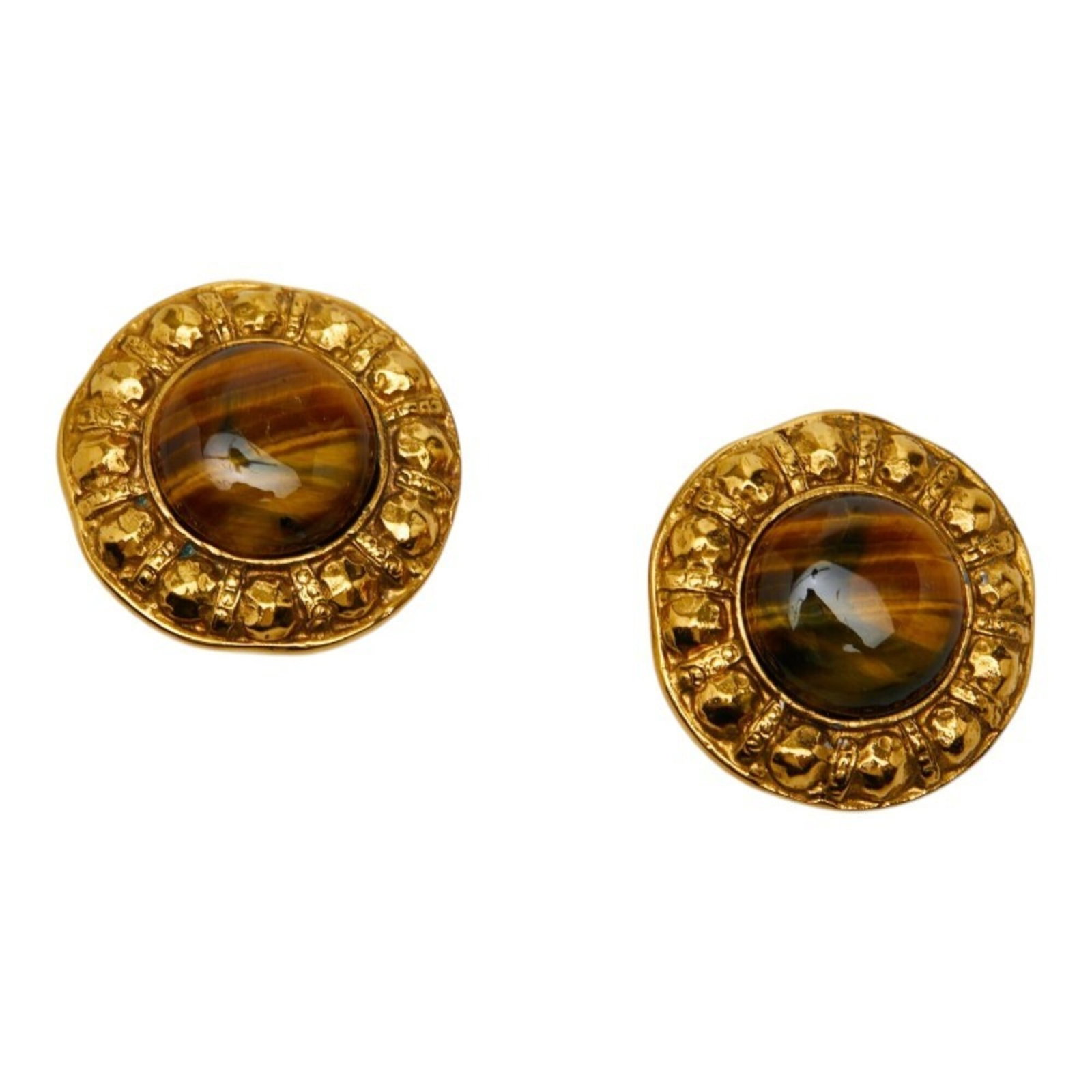 Chanel clip earrings: Chanel clip earrings Brown and gold tiger's eye clip earrings from the renowned Chanel brand, measuring 32.20mm x 31.40mm in size. The sleek design and natural stone add a touch of sophistication to a