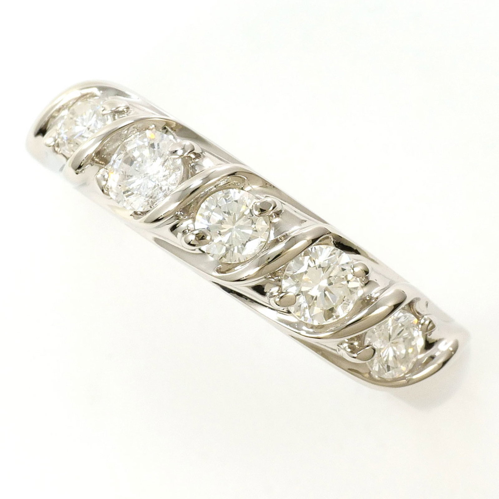 Band ring platinum unbranded: Band ring platinum unbranded Platinum band ring with a 0.52 carat diamond, available in size 6.5 and width 5mm for a sleek fit. This unbranded platinum piece boasts a premium metal finish and a