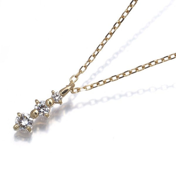 Diamond Mikimoto Necklace 3P 18K 750 Yellow Gold 0.15Ct/ 0.09Ct: Diamond Mikimoto Necklace 3P 18K 750 Yellow Gold 0.15Ct/ 0.09Ct 18k yellow gold pendant necklace featuring a total of 0.15ct and 0.09ct diamonds, showcasing the craftsmanship of MIKIMOTO. This elegant