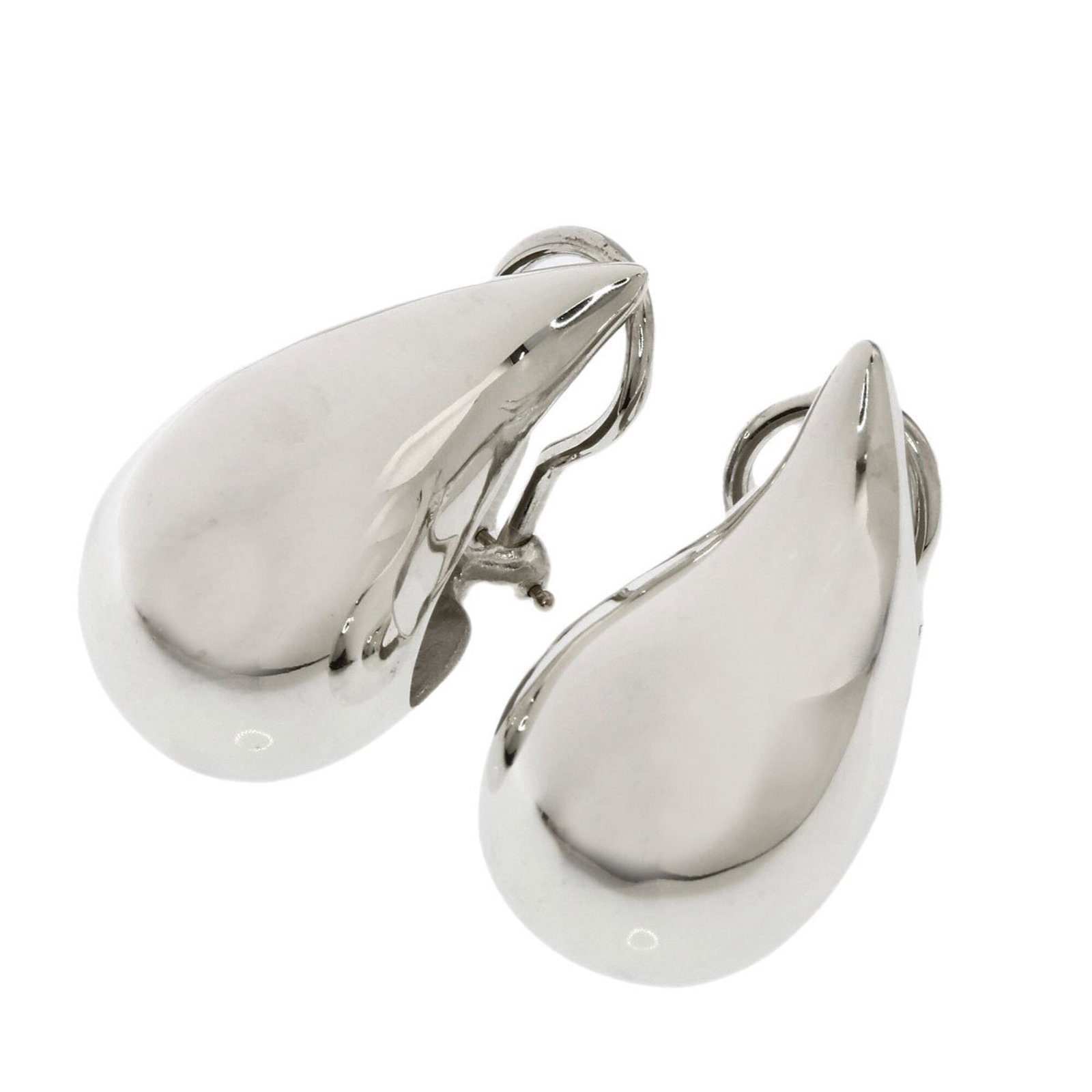 Silver clip earrings by Tiffany: Silver clip earrings by Tiffany Item Specifics: Brand: Tiffany Type: Clip earrings Gender: Women Material: Silver Size (HxWxD): 26.10mm x 14.30mm x 15.00mm / 1.03'' x 0.56'' x 0.59'' Product Disclaime