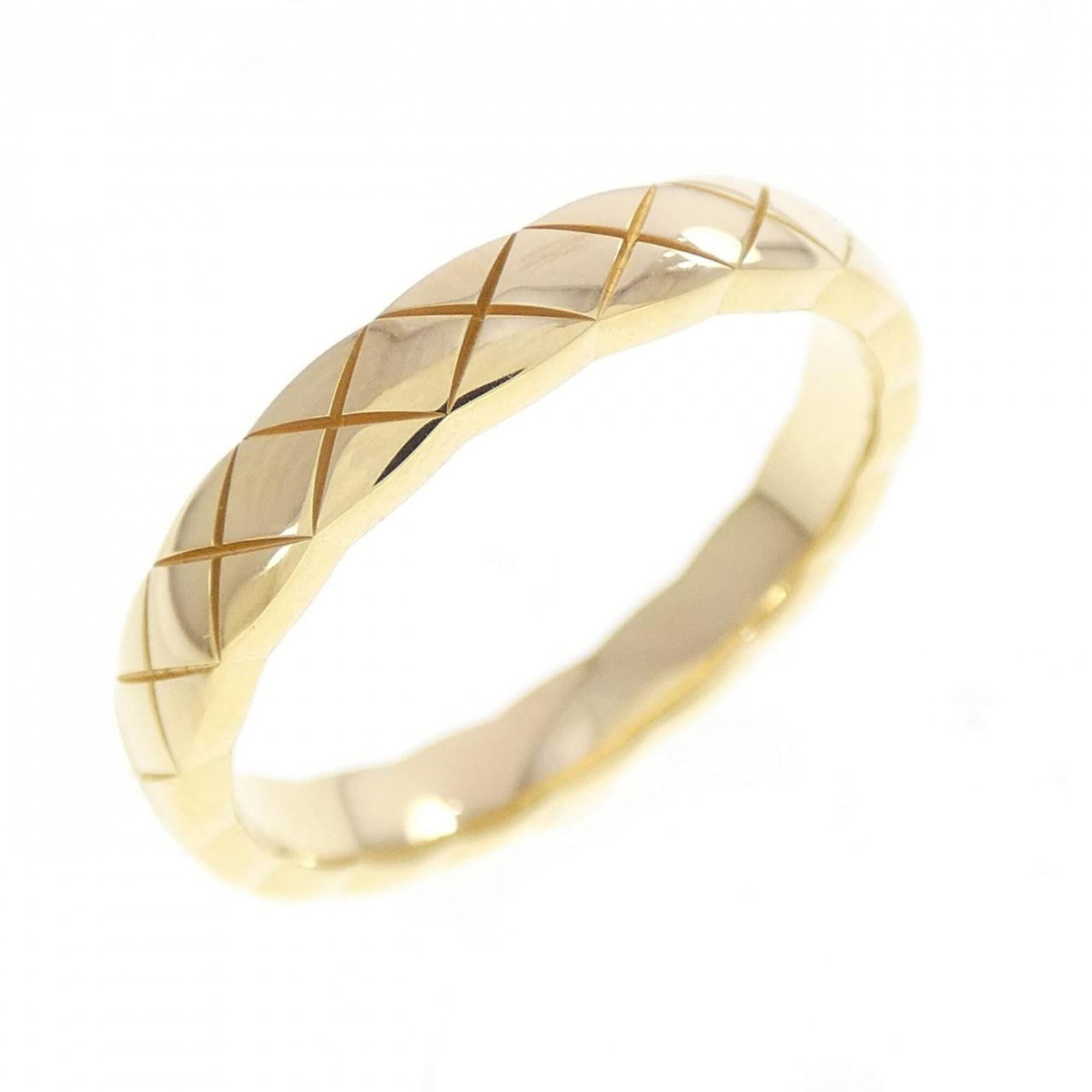 Yellow gold band ring Chanel: Yellow gold band ring Chanel Yellow gold band ring from Chanel, crafted in 18K yellow gold with a brand size of 53 and US size 6.5. This elegant band features the iconic Chanel design, bearing a signa